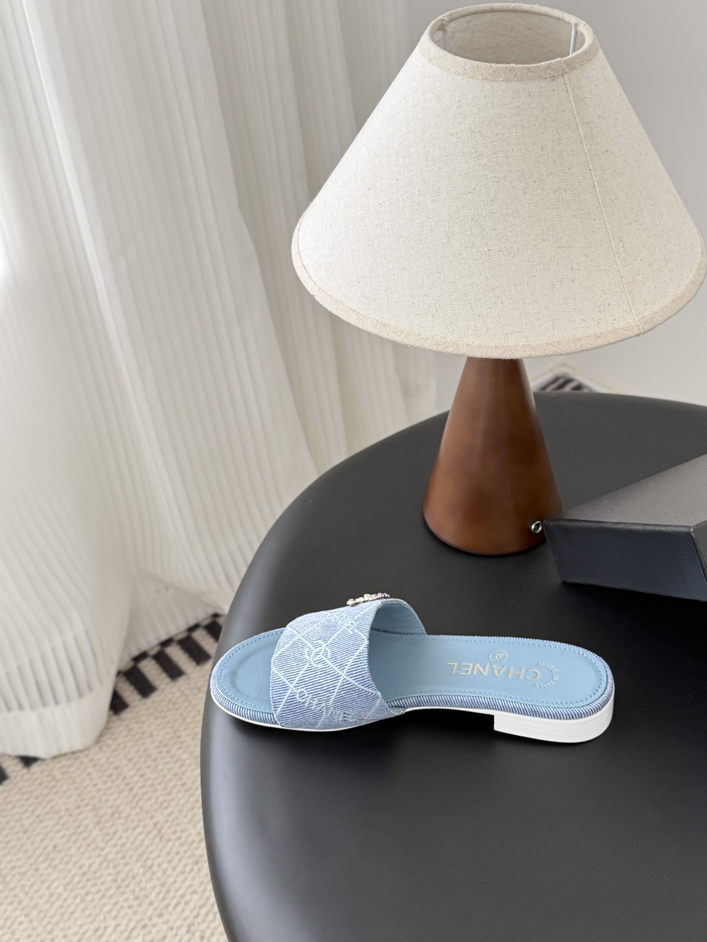 Chanel 26C新款书包扣拖鞋回归的经典书包扣设计 特别Vintage 复古味十足乐福鞋也长到了审美