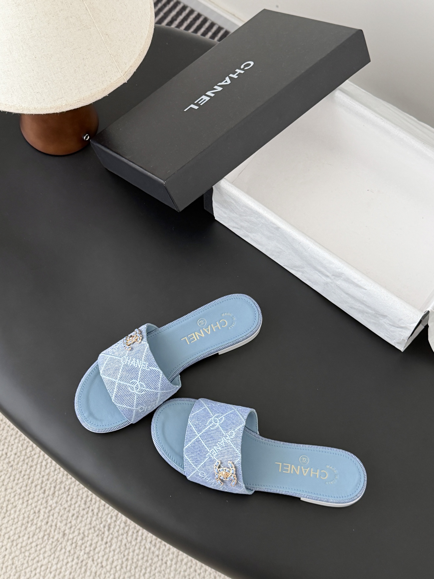 Chanel 26C新款书包扣拖鞋回归的经典书包扣设计 特别Vintage 复古味十足乐福鞋也长到了审美