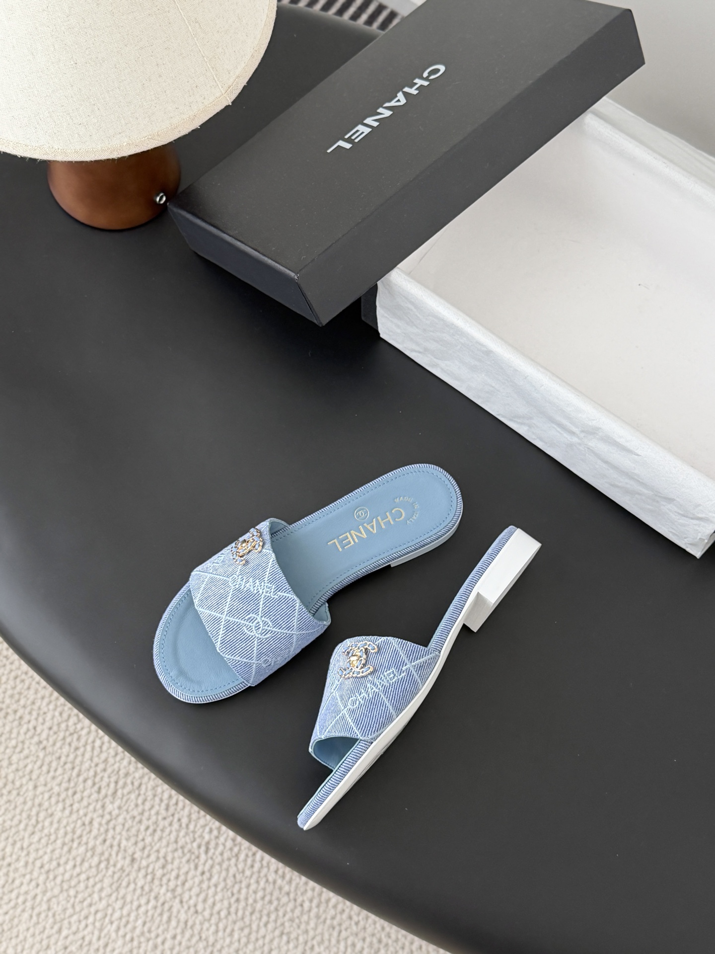 Chanel 26C新款书包扣拖鞋回归的经典书包扣设计 特别Vintage 复古味十足乐福鞋也长到了审美