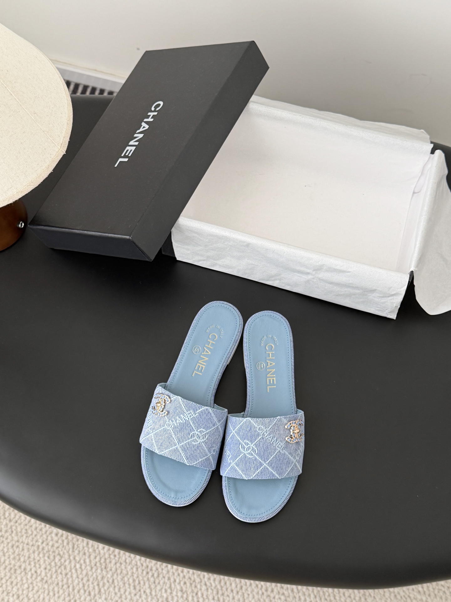 Chanel 26C新款书包扣拖鞋回归的经典书包扣设计 特别Vintage 复古味十足乐福鞋也长到了审美