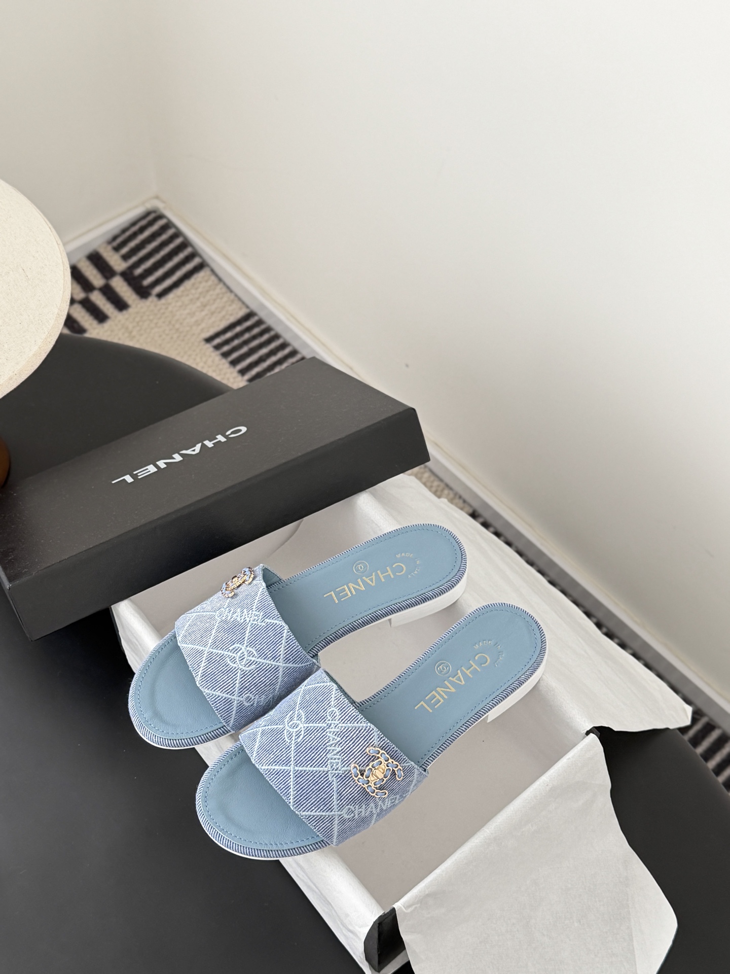 Chanel 26C新款书包扣拖鞋回归的经典书包扣设计 特别Vintage 复古味十足乐福鞋也长到了审美