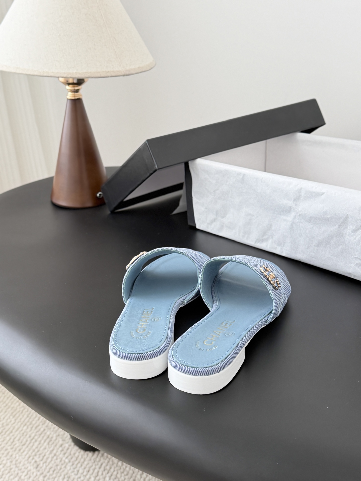 Chanel 26C新款书包扣拖鞋回归的经典书包扣设计 特别Vintage 复古味十足乐福鞋也长到了审美