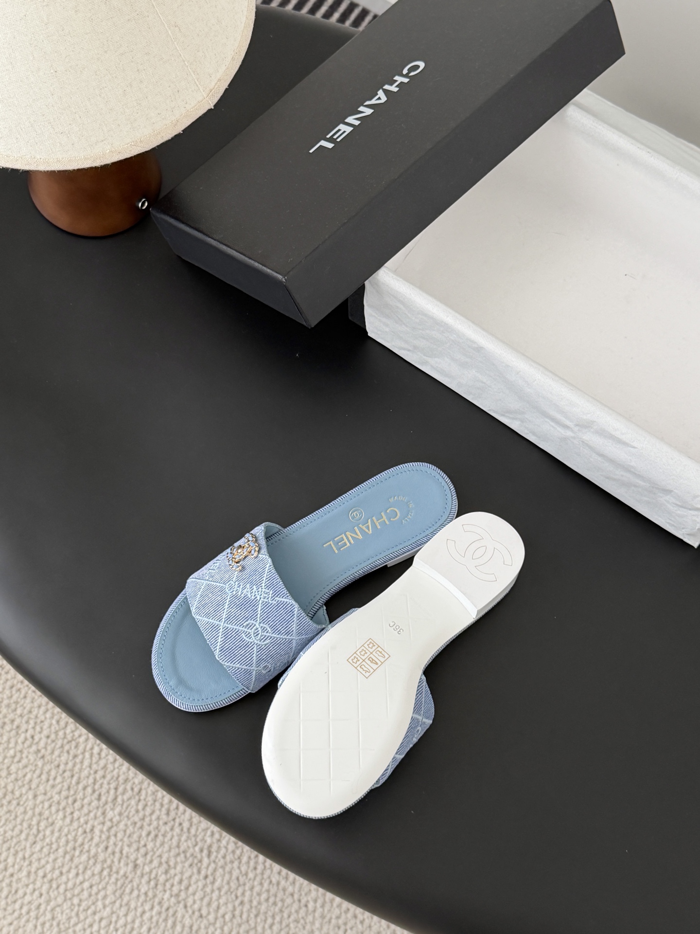 Chanel 26C新款书包扣拖鞋回归的经典书包扣设计 特别Vintage 复古味十足乐福鞋也长到了审美