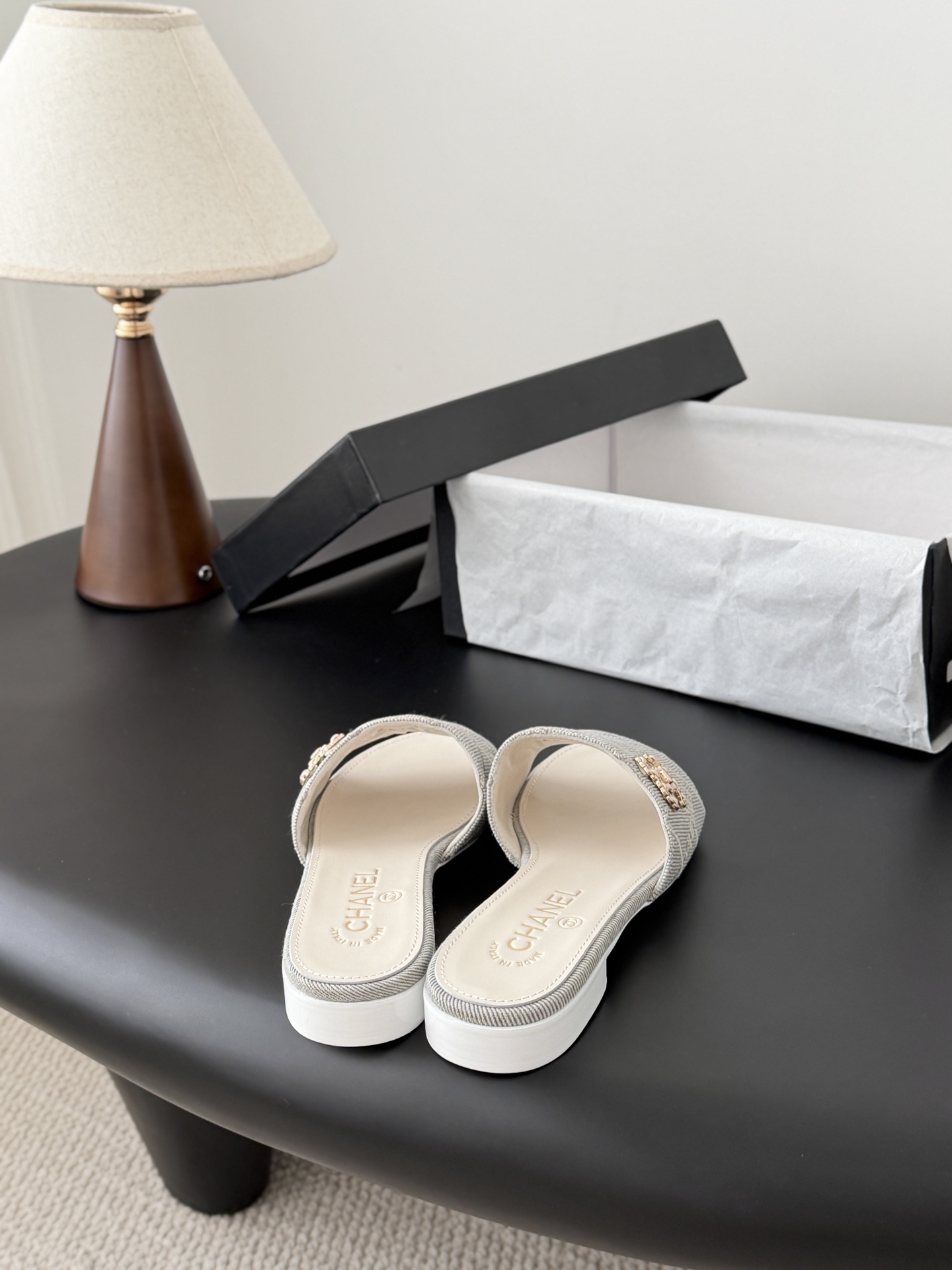 Chanel 26C新款书包扣拖鞋回归的经典书包扣设计 特别Vintage 复古味十足乐福鞋也长到了审美