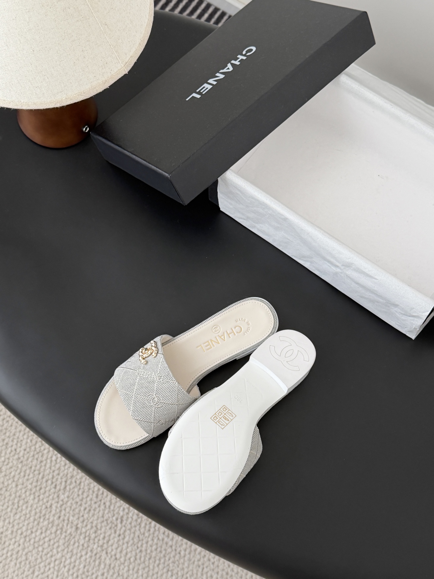 Chanel 26C新款书包扣拖鞋回归的经典书包扣设计 特别Vintage 复古味十足乐福鞋也长到了审美
