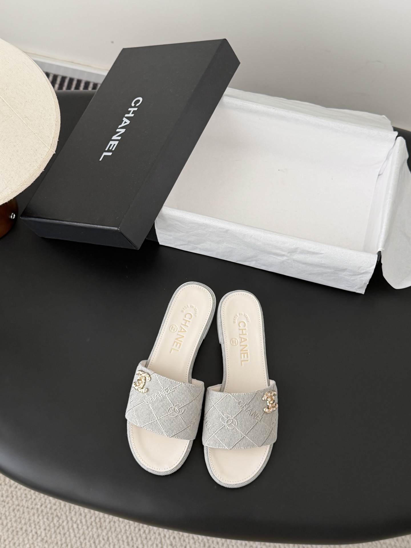 Chanel 26C新款书包扣拖鞋回归的经典书包扣设计 特别Vintage 复古味十足乐福鞋也长到了审美