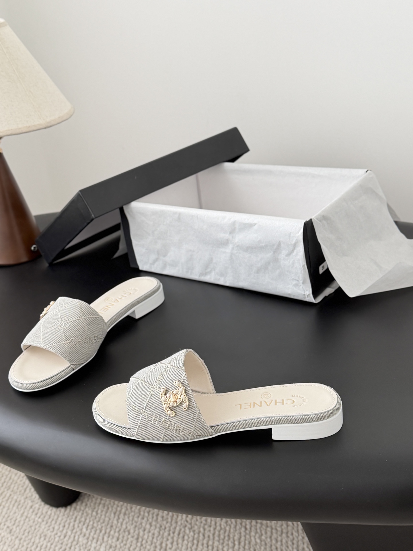 Chanel 26C新款书包扣拖鞋回归的经典书包扣设计 特别Vintage 复古味十足乐福鞋也长到了审美