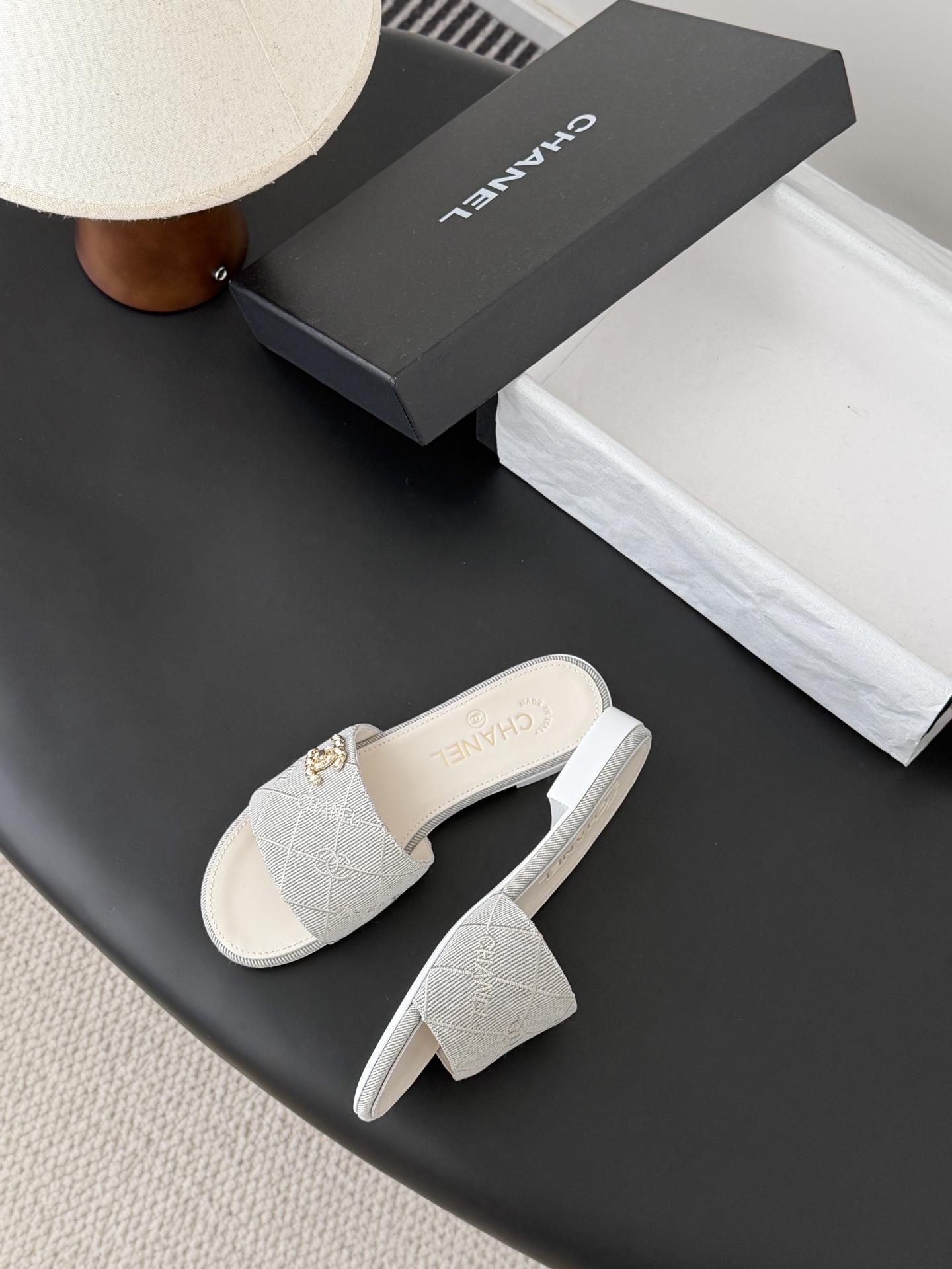 Chanel 26C新款书包扣拖鞋回归的经典书包扣设计 特别Vintage 复古味十足乐福鞋也长到了审美