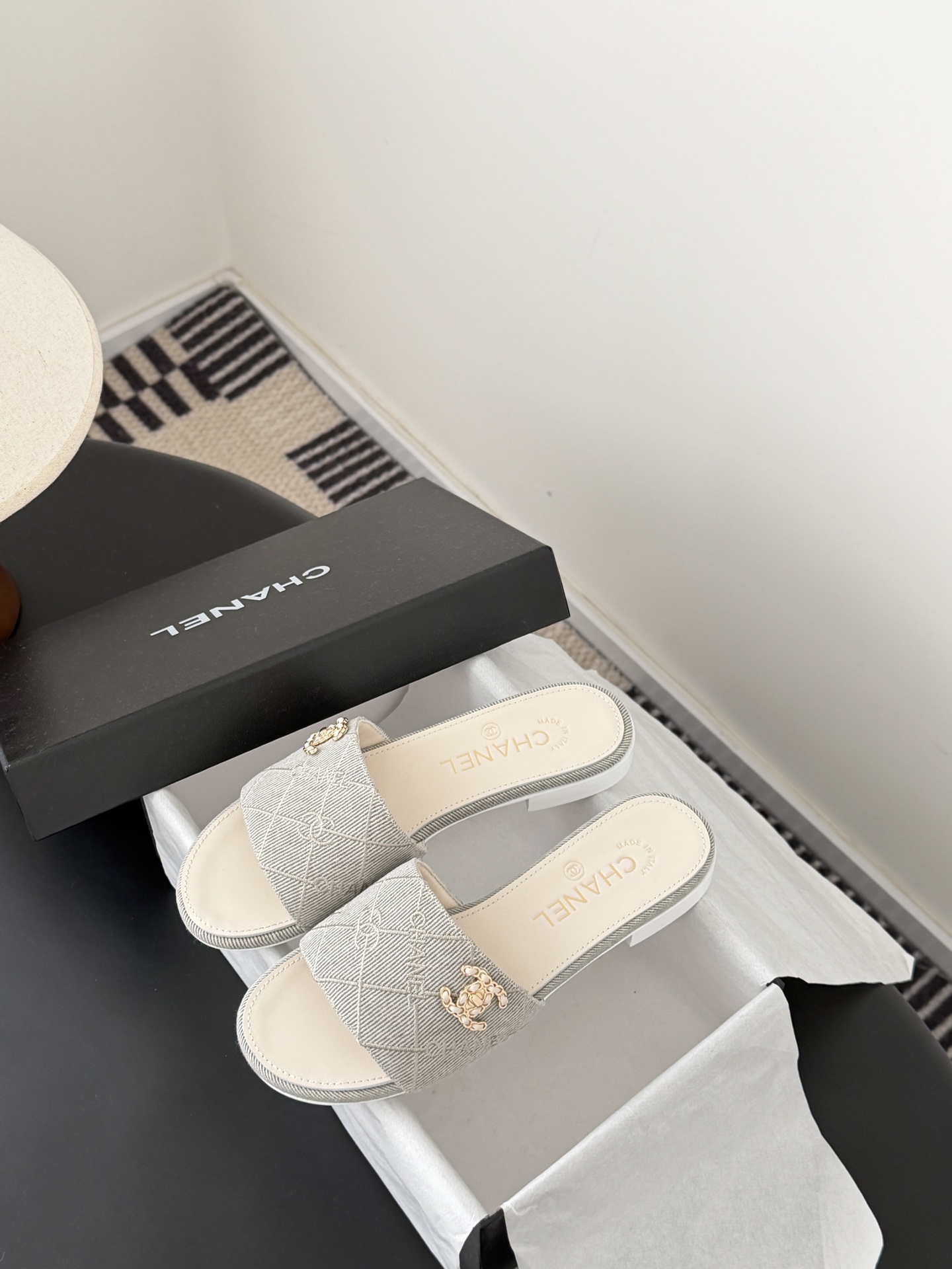 Chanel 26C新款书包扣拖鞋回归的经典书包扣设计 特别Vintage 复古味十足乐福鞋也长到了审美