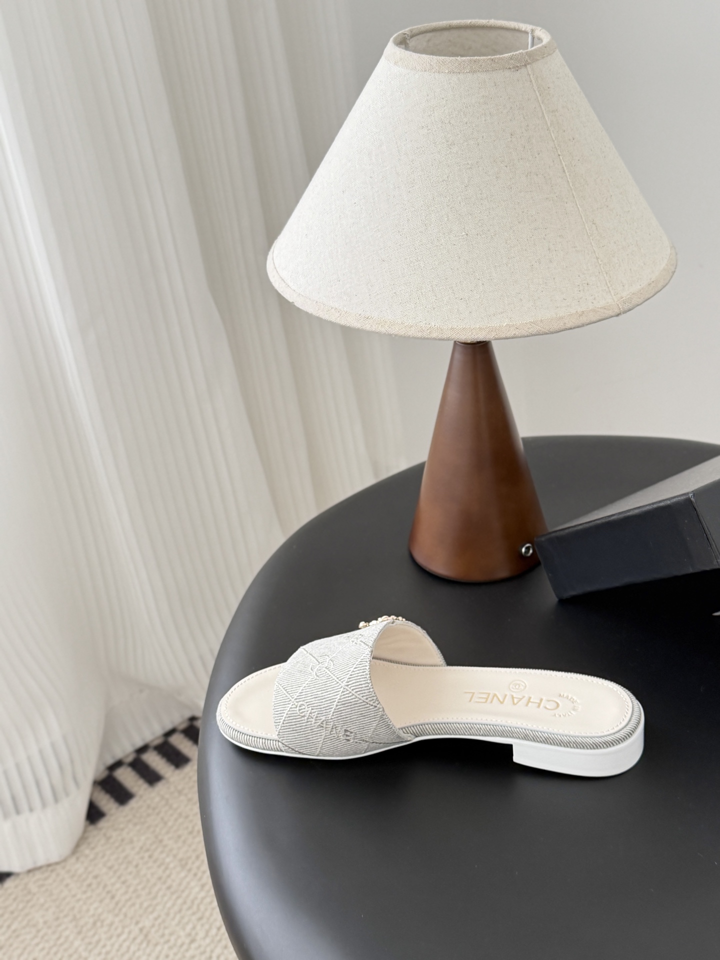 Chanel 26C新款书包扣拖鞋回归的经典书包扣设计 特别Vintage 复古味十足乐福鞋也长到了审美