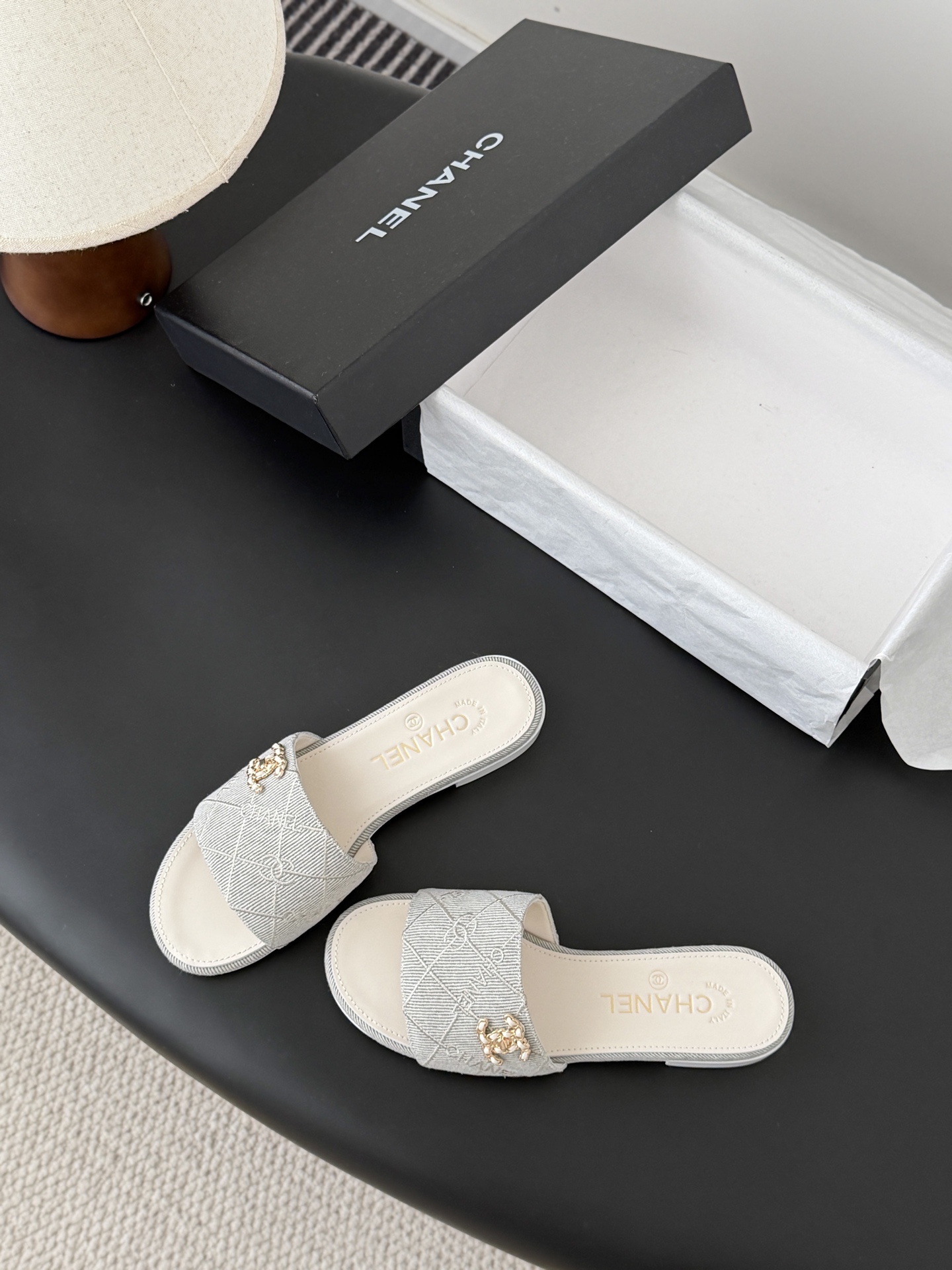 Chanel 26C新款书包扣拖鞋回归的经典书包扣设计 特别Vintage 复古味十足乐福鞋也长到了审美