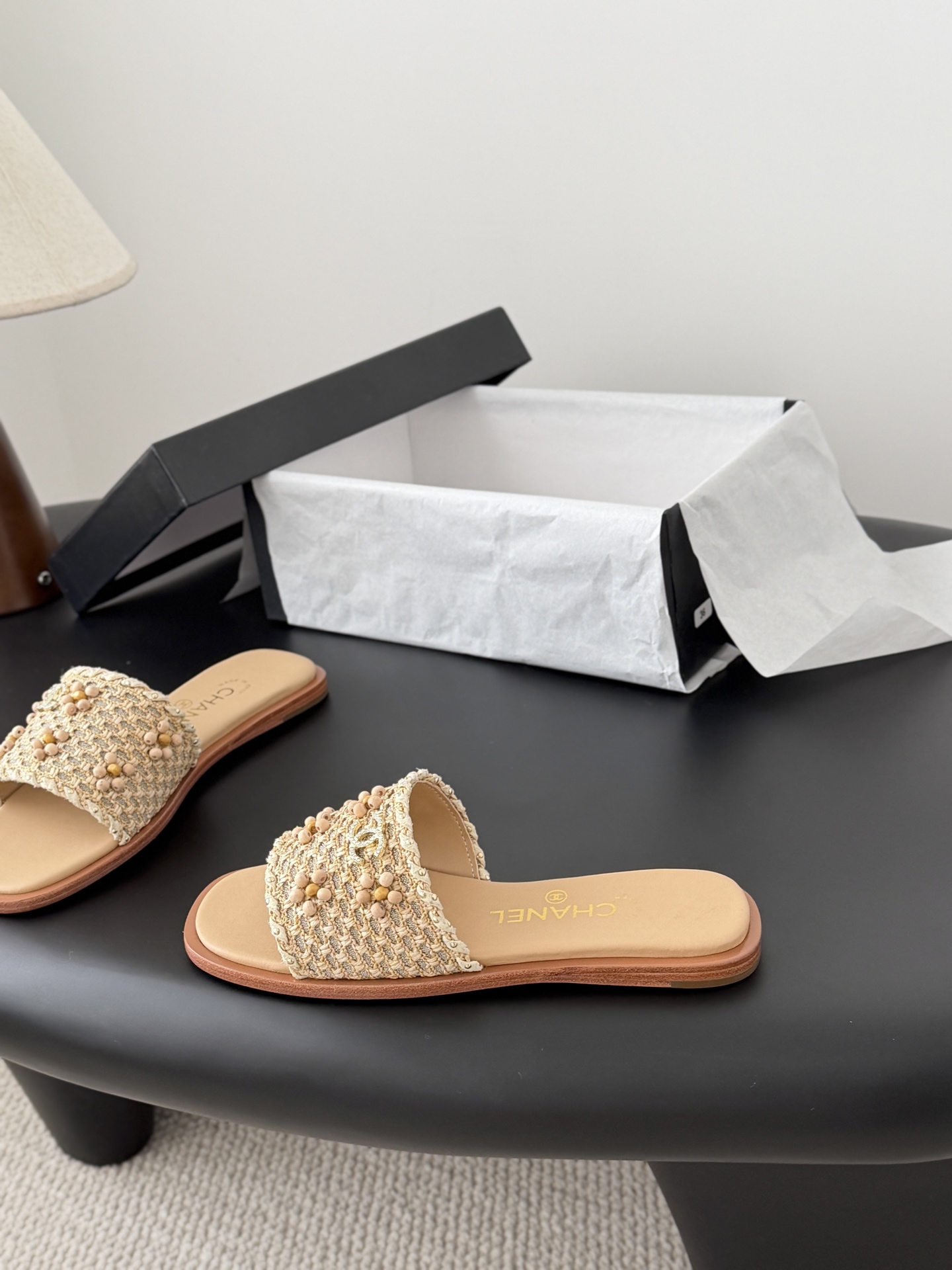 NO:725556,Chanel 26ss resort-style woven slippers have the usual elegant and ladylike temperament of Grandma Xiang’s family and are full of high-end sense!  Very nice on the feet ~ very versatile!  Incomparably beautiful!  Extra special, sheepskin lining, original leather outsole, Size 35-39 (other size customization is not returnable), slippers, chanel, slippers, sheepskin, Leather soles19860909Chanel 26ss度假风编织拖鞋 香奶奶家一贯的优雅名媛气质 高级感十足！上脚非常nice～ 非常百搭！无敌美！特别仙 内里垫脚羊皮 原版真皮大底 Size35-39（其他码数定制不退换）,拖鞋,chanel,slippers,sheepskin,Leather soles,Women's Shoes