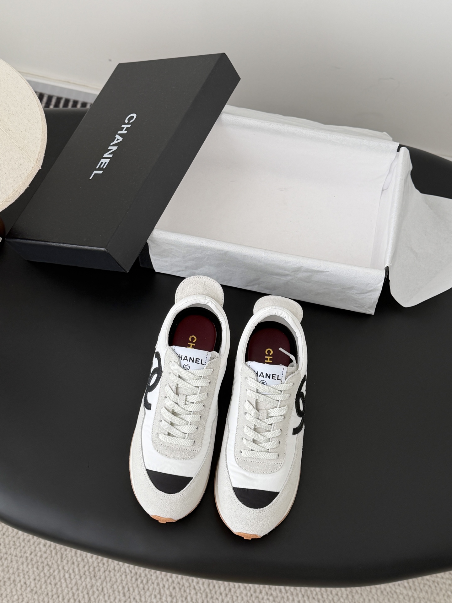 NO:721074,Chanel 26ss new casual sports shoes, moral training shoes, popular casual shoes on the whole network, synchronized with counters. Iconic double C embellishes the simple shoe body, and the black and white panda color will never go out of style. Easily balance comfort and high-end. Upper cowhide + customized material, original rubber outsole size 35-40 (other sizes are not returned or exchanged), casual shoes/sports shoes, chanel, sneakers, cowhide19860909Chanel 26ss新款休闲运动鞋德训鞋 全网爆火休闲鞋 专柜同步 标志性双C点缀简约鞋身,黑白熊猫配色永不过时. 轻松平衡舒适与高级感. 鞋面牛皮+定制材质 原版橡胶大底 size35-40（其他码数定制不退换）,休闲鞋/运动鞋,chanel,sneakers,cowhide,Women's Shoes