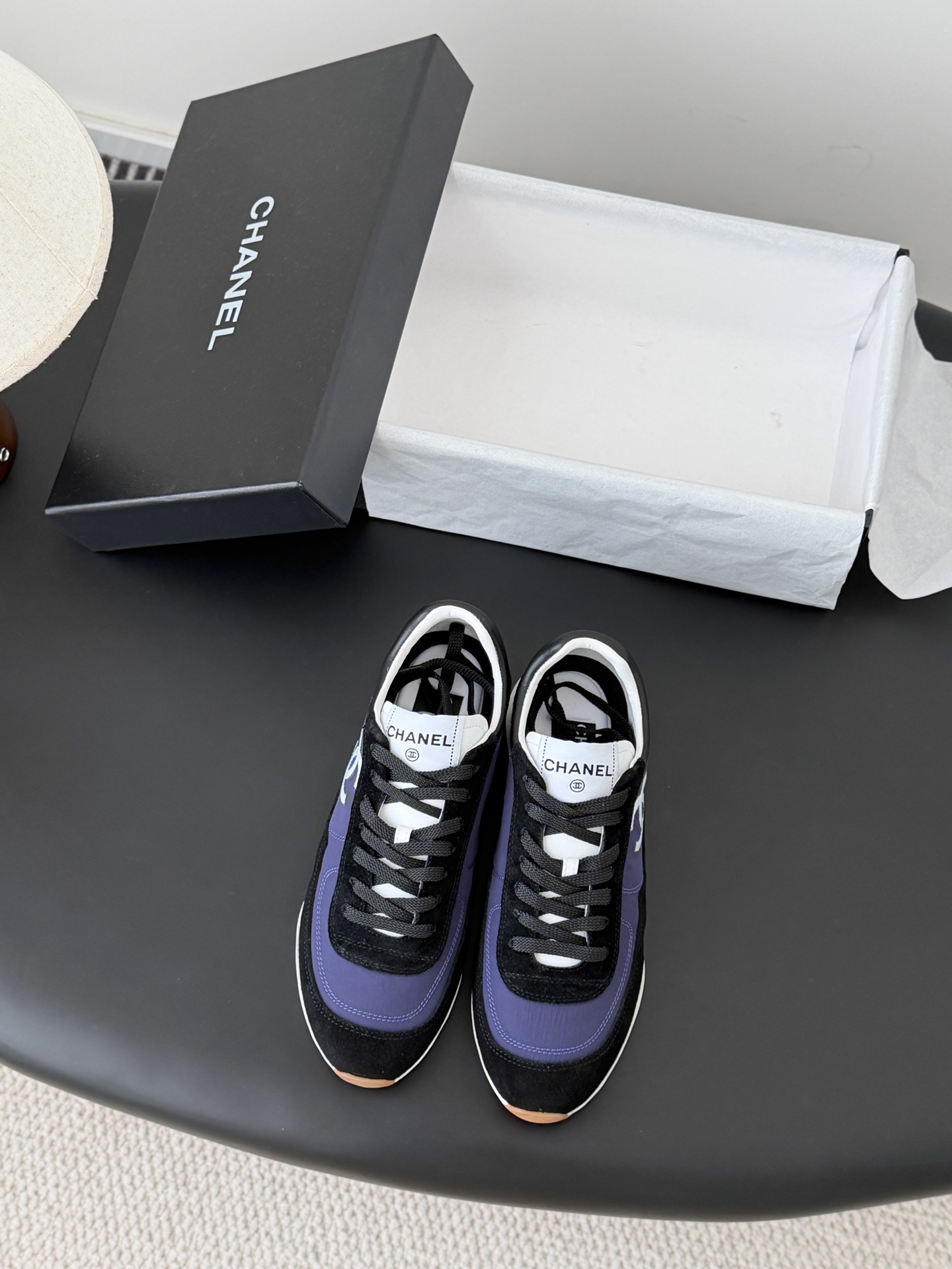 NO:721082,Chanel 26ss new casual sports shoes, moral training shoes, popular casual shoes on the whole network, synchronized with counters. Iconic double C embellishes the simple shoe body, and the black and white panda color will never go out of style. Easily balance comfort and high-end. Upper cowhide + customized material, original outsole size 35-40 (other sizes are not returned or exchanged), casual shoes/sports shoes, chanel, sneakers, cowhide19860909Chanel 26ss新款休闲运动鞋德训鞋 全网爆火休闲鞋 专柜同步 标志性双C点缀简约鞋身,黑白熊猫配色永不过时. 轻松平衡舒适与高级感. 鞋面牛皮+定制材质 原版大底 size35-40（其他码数定制不退换）,休闲鞋/运动鞋,chanel,sneakers,cowhide,Women's Shoes