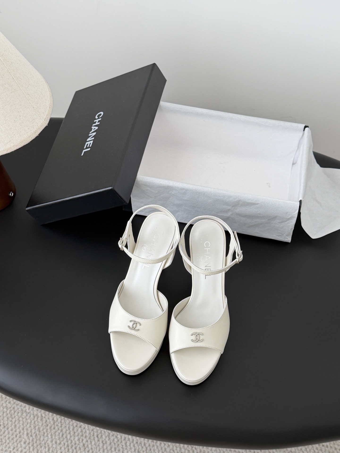 NO:721068,Chanel 26P catwalk style thick-soled waterproof platform Mary Jane shoes, waterproof platform 2.5cm, heel 13cm!  Very stable when put on!  Wear it and you will be 2.8 meters tall. Sheepskin lining and leather outsole. Size: 35-39 40 custom-made, high heels and sandals, chanel, sandals, mary jane, high heels, sheepskin, Leather soles19860909Chanel 26P走秀款厚底防水台玛丽珍单鞋 防水台2.5cm,后跟13cm！ 上脚后很稳！穿上立马两米八 内里垫脚羊皮,真皮大底. Size:35-39 40定做,高跟鞋凉鞋,chanel,sandals,mary jane,high heels,sheepskin,Leather soles,Women's Shoes