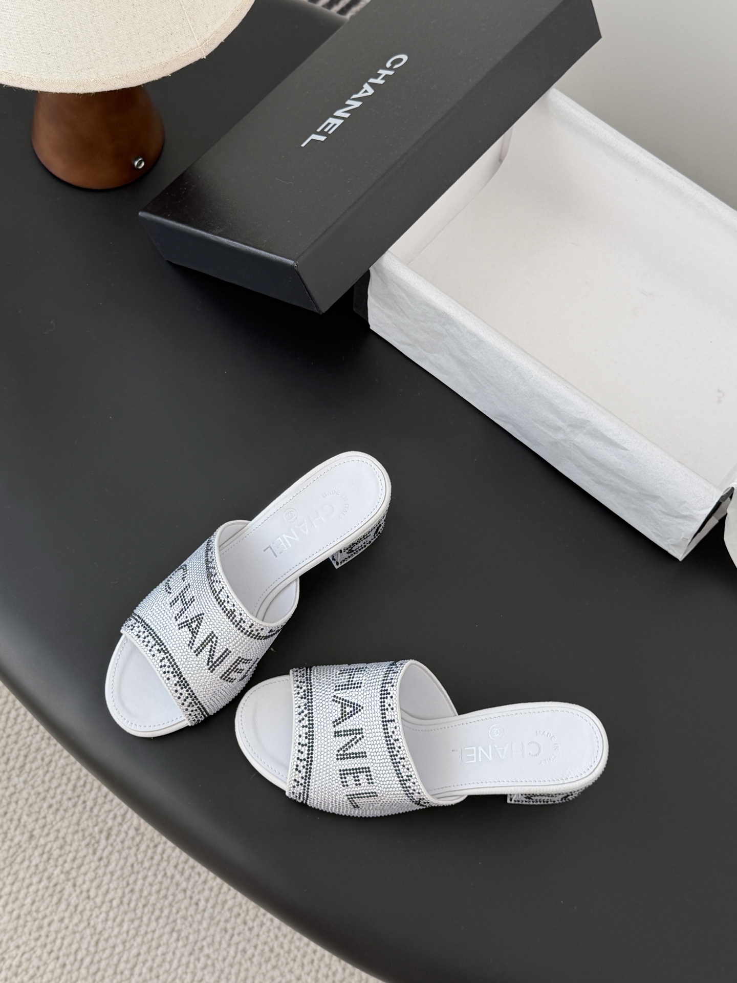 Chanel 26K早春系列烫钻拖鞋新款抢先发售原版烫钻工艺 内里垫脚羊皮 真皮大底Size:35-39