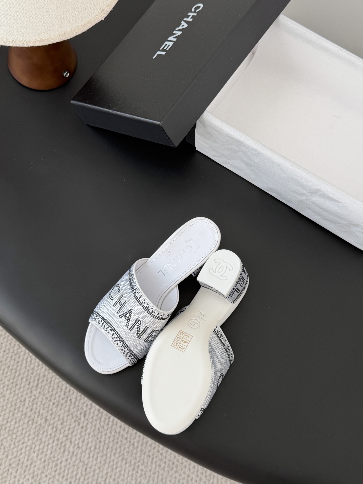 Chanel 26K早春系列烫钻拖鞋新款抢先发售原版烫钻工艺 内里垫脚羊皮 真皮大底Size:35-39