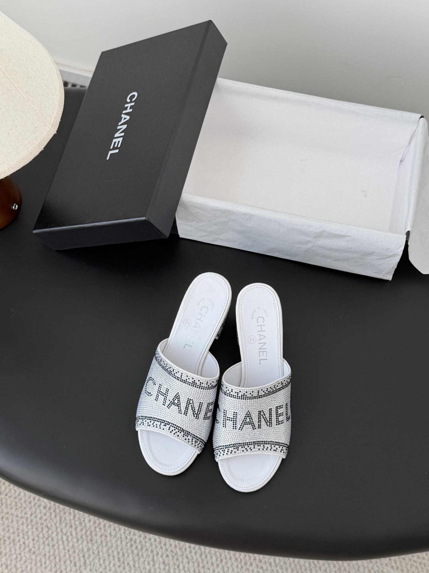 Chanel 26K早春系列烫钻拖鞋新款抢先发售原版烫钻工艺 内里垫脚羊皮 真皮大底Size:35-39