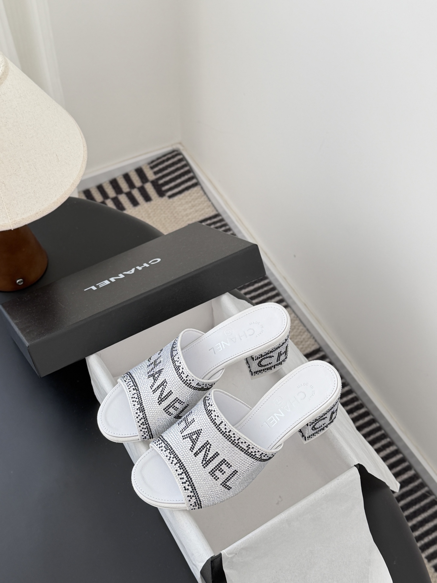 Chanel 26K早春系列烫钻拖鞋新款抢先发售原版烫钻工艺 内里垫脚羊皮 真皮大底Size:35-39