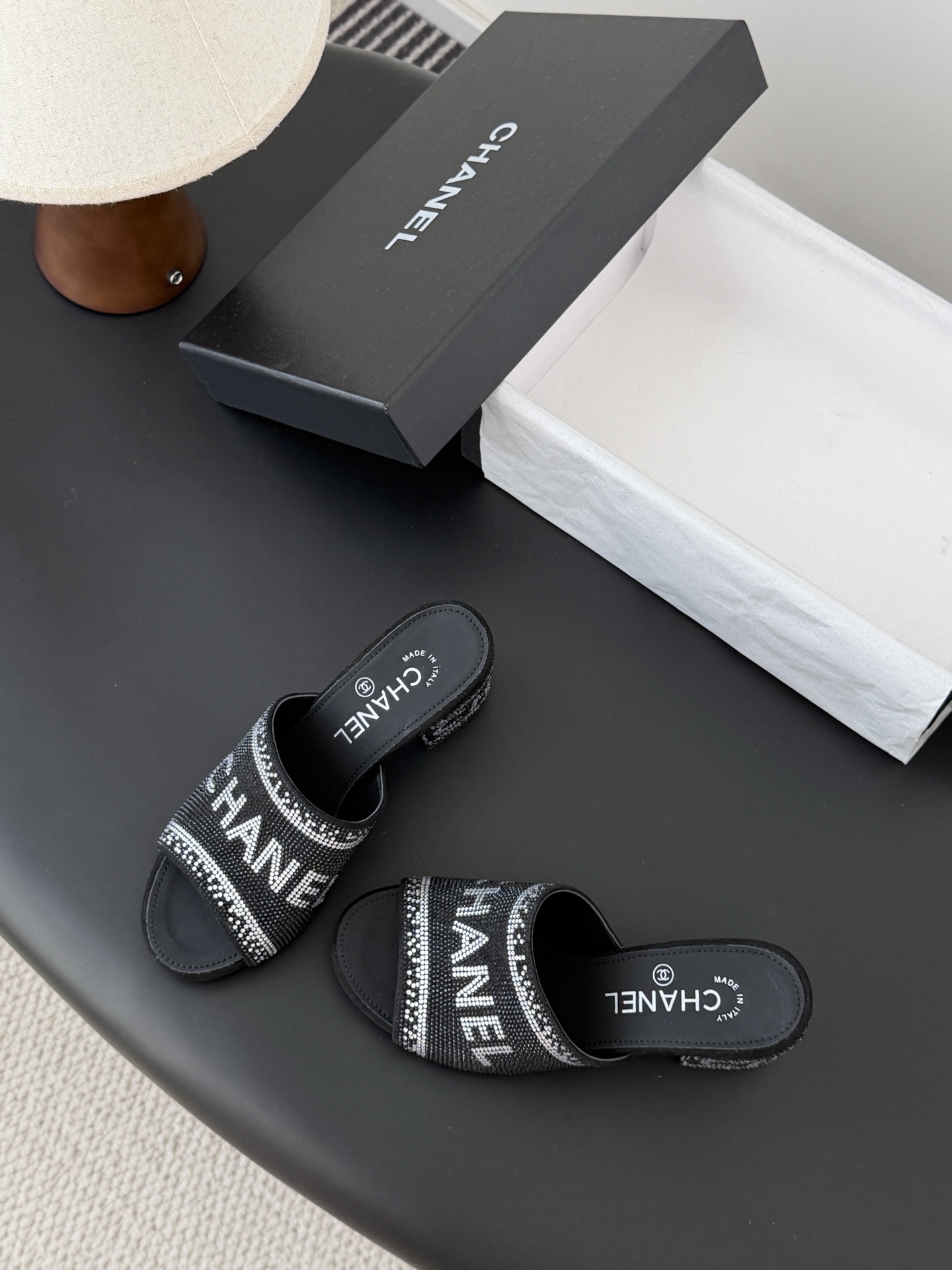 Chanel 26K早春系列烫钻拖鞋新款抢先发售原版烫钻工艺 内里垫脚羊皮 真皮大底Size:35-39