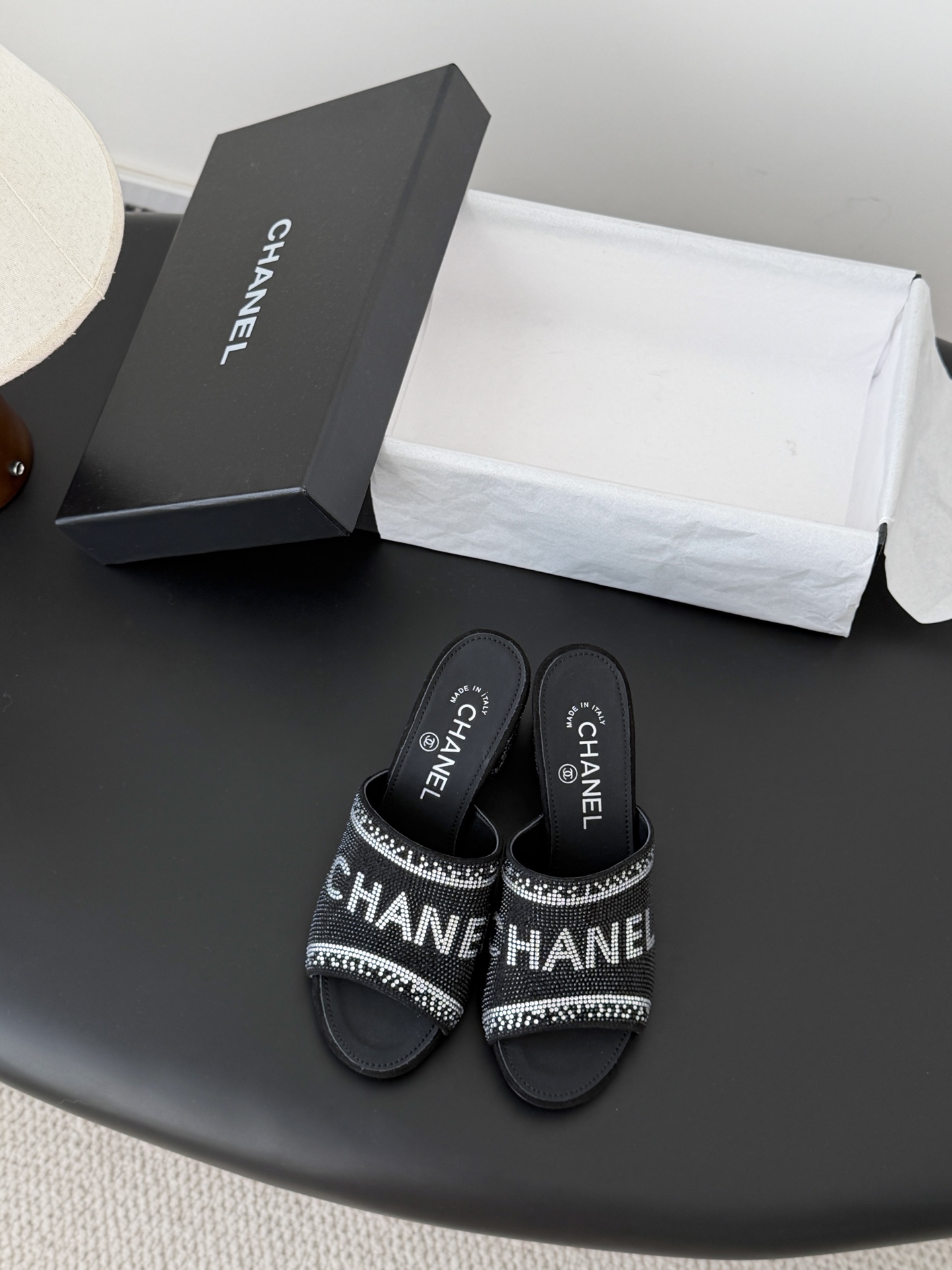 Chanel 26K早春系列烫钻拖鞋新款抢先发售原版烫钻工艺 内里垫脚羊皮 真皮大底Size:35-39