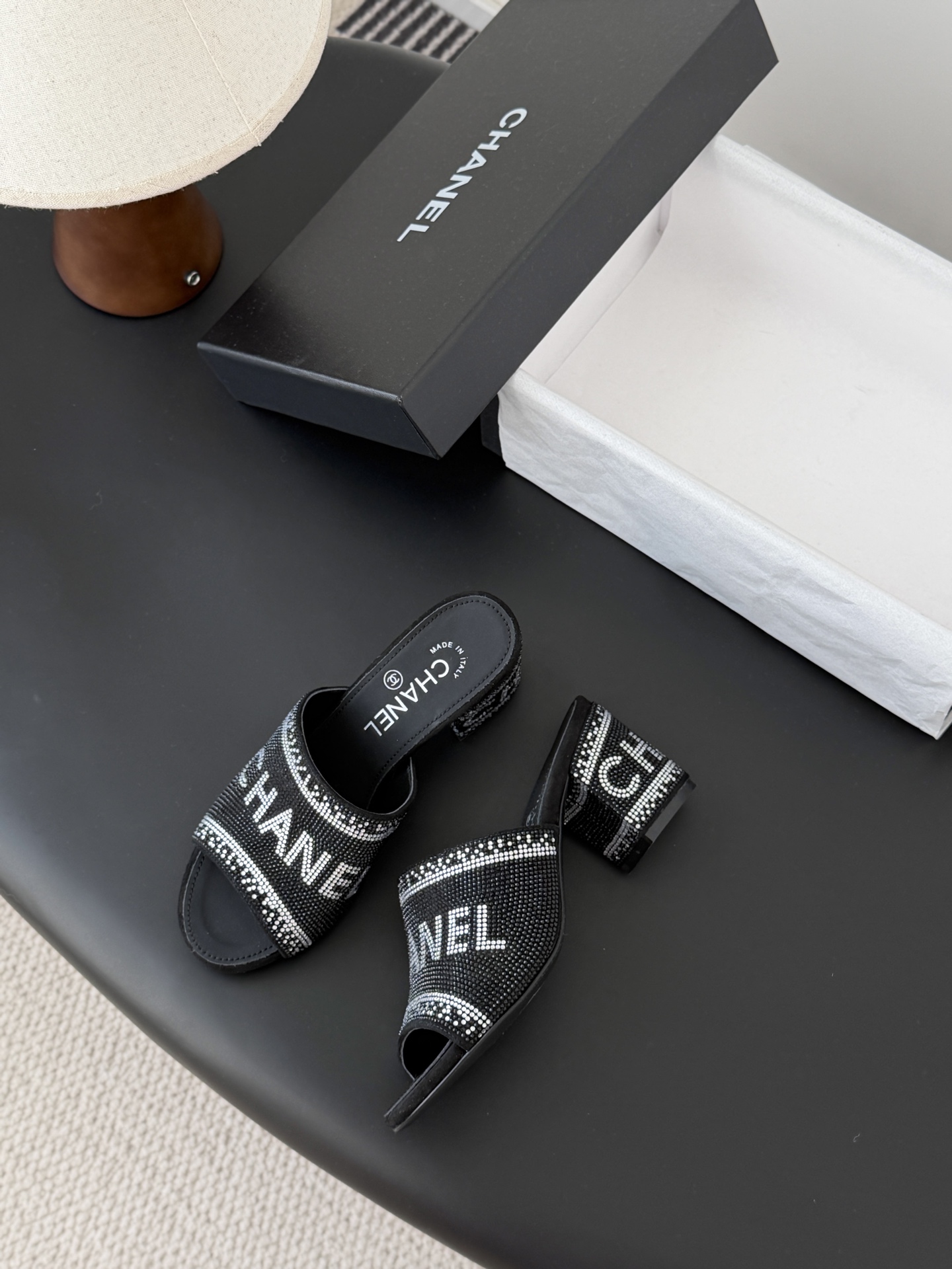 Chanel 26K早春系列烫钻拖鞋新款抢先发售原版烫钻工艺 内里垫脚羊皮 真皮大底Size:35-39