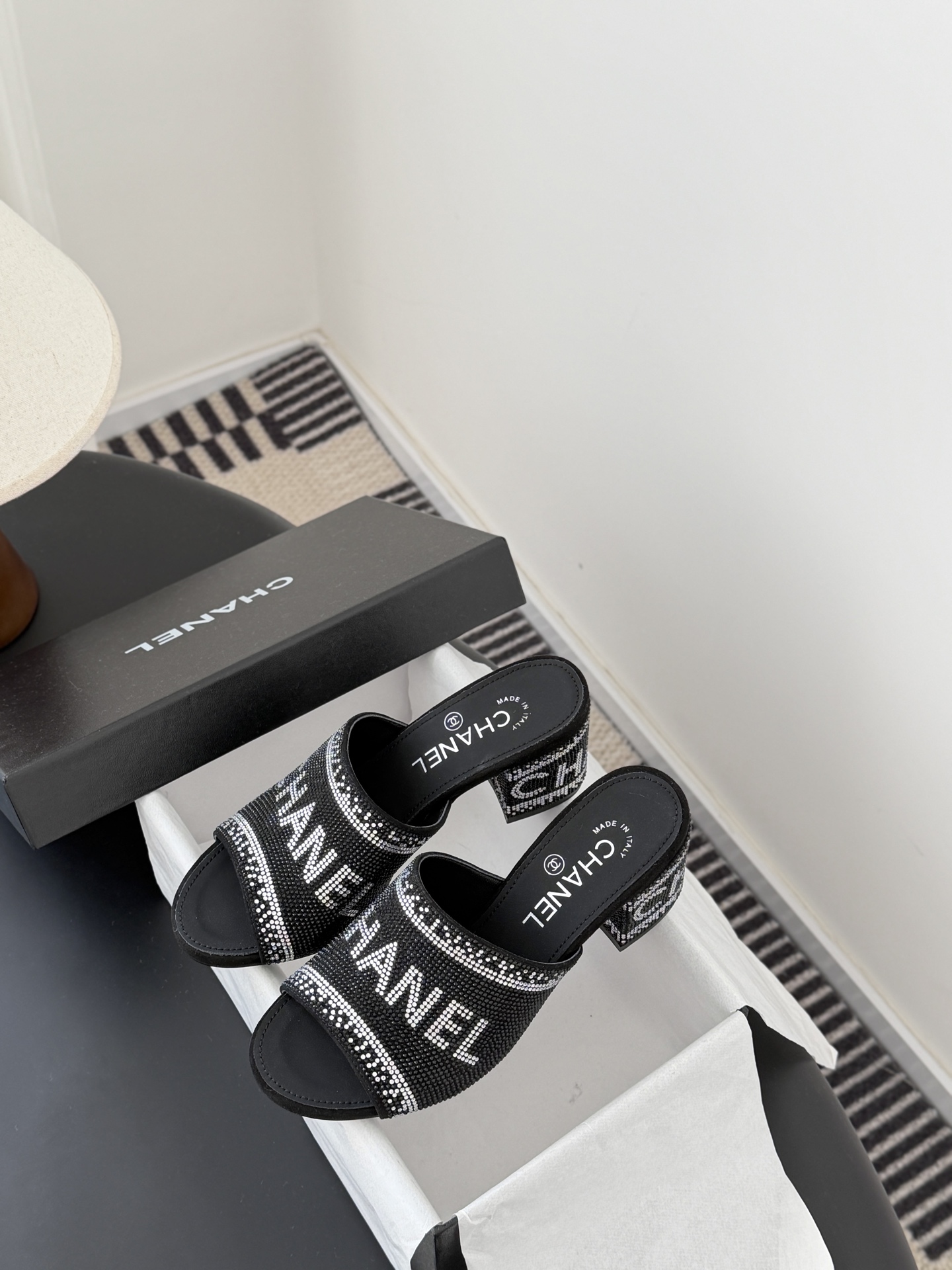 Chanel 26K早春系列烫钻拖鞋新款抢先发售原版烫钻工艺 内里垫脚羊皮 真皮大底Size:35-39