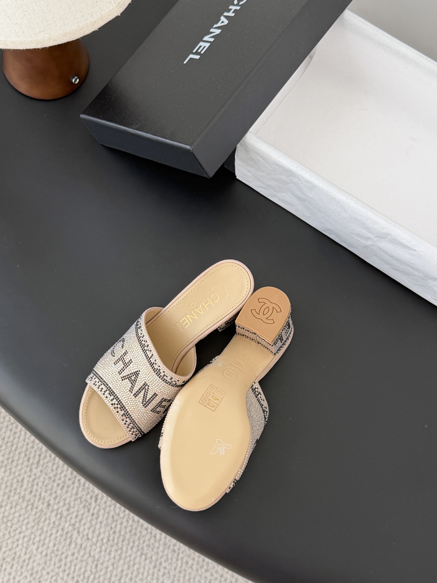 Chanel 26K早春系列烫钻拖鞋新款抢先发售原版烫钻工艺 内里垫脚羊皮 真皮大底Size:35-39
