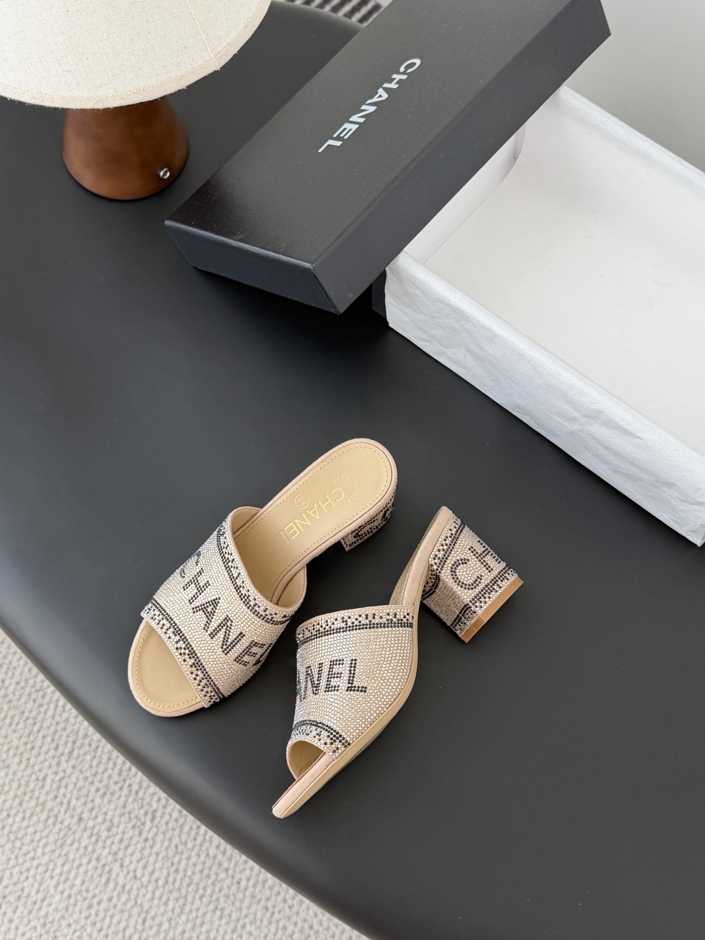 Chanel 26K早春系列烫钻拖鞋新款抢先发售原版烫钻工艺 内里垫脚羊皮 真皮大底Size:35-39