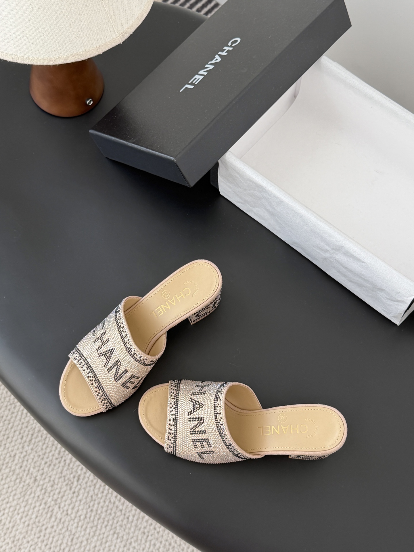 Chanel 26K早春系列烫钻拖鞋新款抢先发售原版烫钻工艺 内里垫脚羊皮 真皮大底Size:35-39