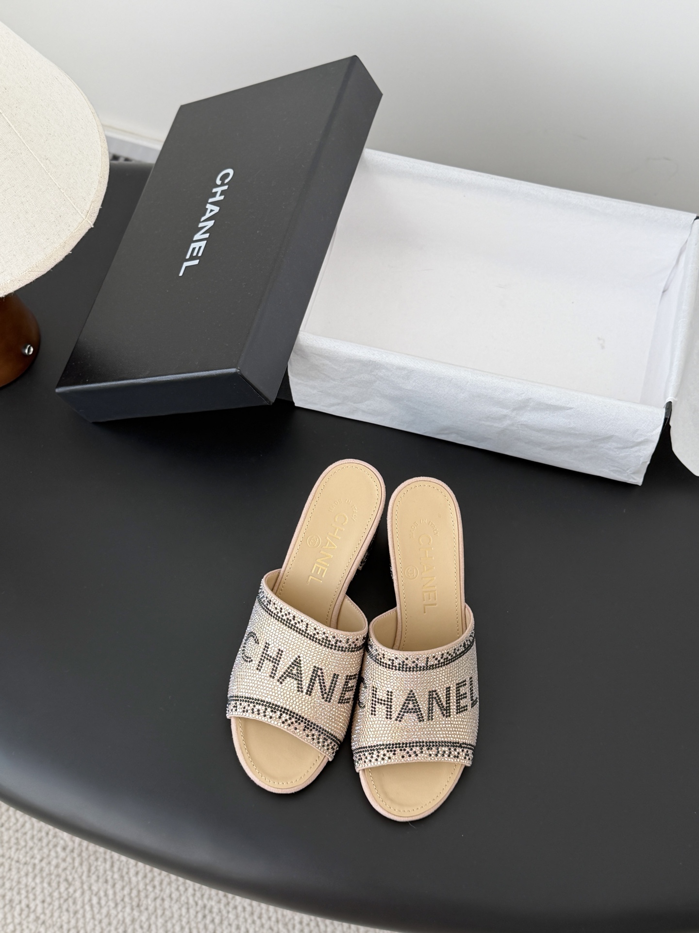 Chanel 26K早春系列烫钻拖鞋新款抢先发售原版烫钻工艺 内里垫脚羊皮 真皮大底Size:35-39