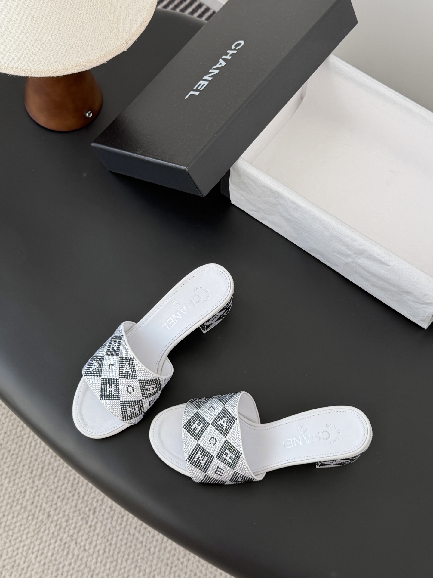 Chanel 26K早春系列烫钻拖鞋新款抢先发售原版烫钻工艺 内里垫脚羊皮 真皮大底Size:35-39