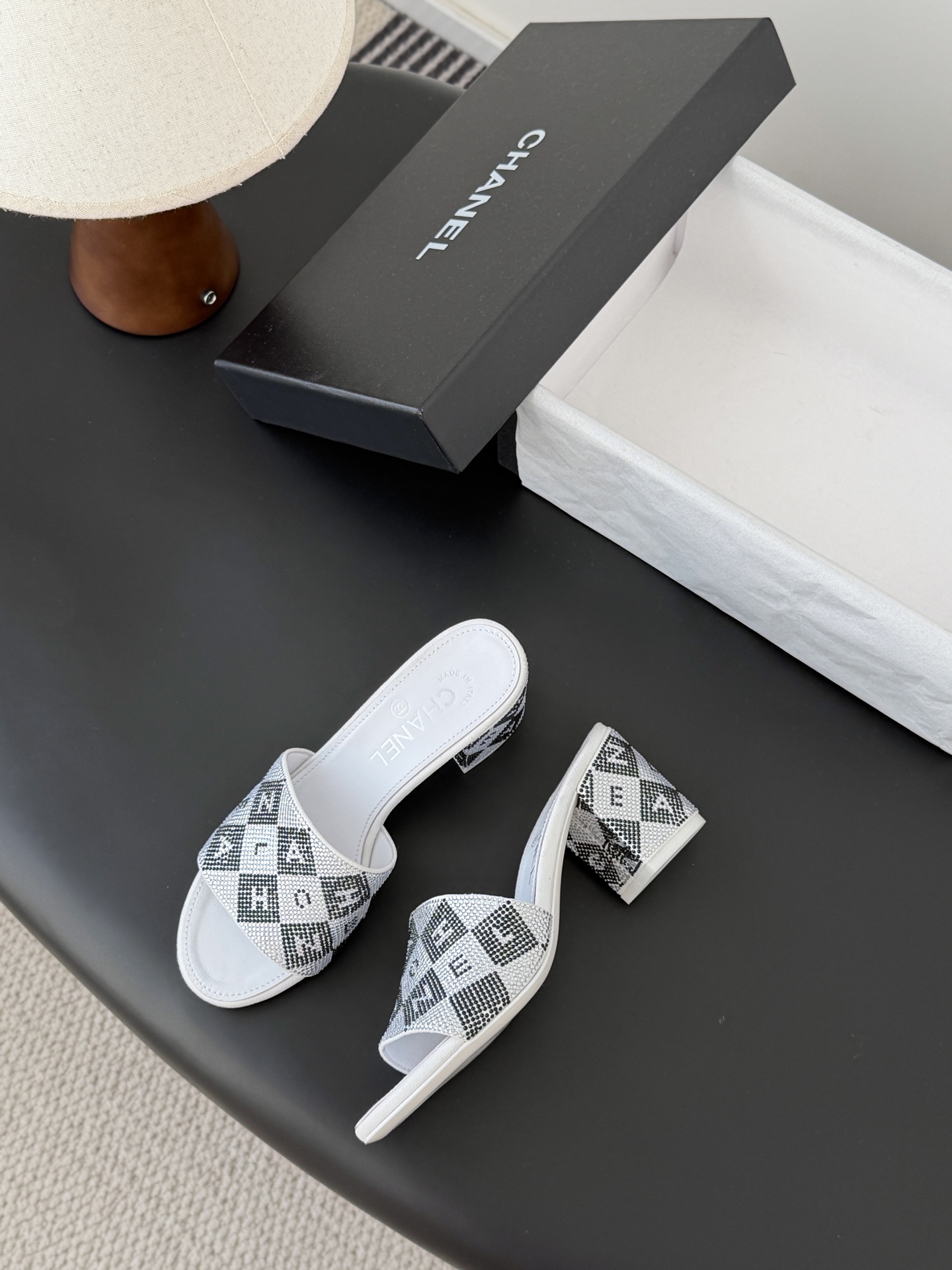 Chanel 26K早春系列烫钻拖鞋新款抢先发售原版烫钻工艺 内里垫脚羊皮 真皮大底Size:35-39