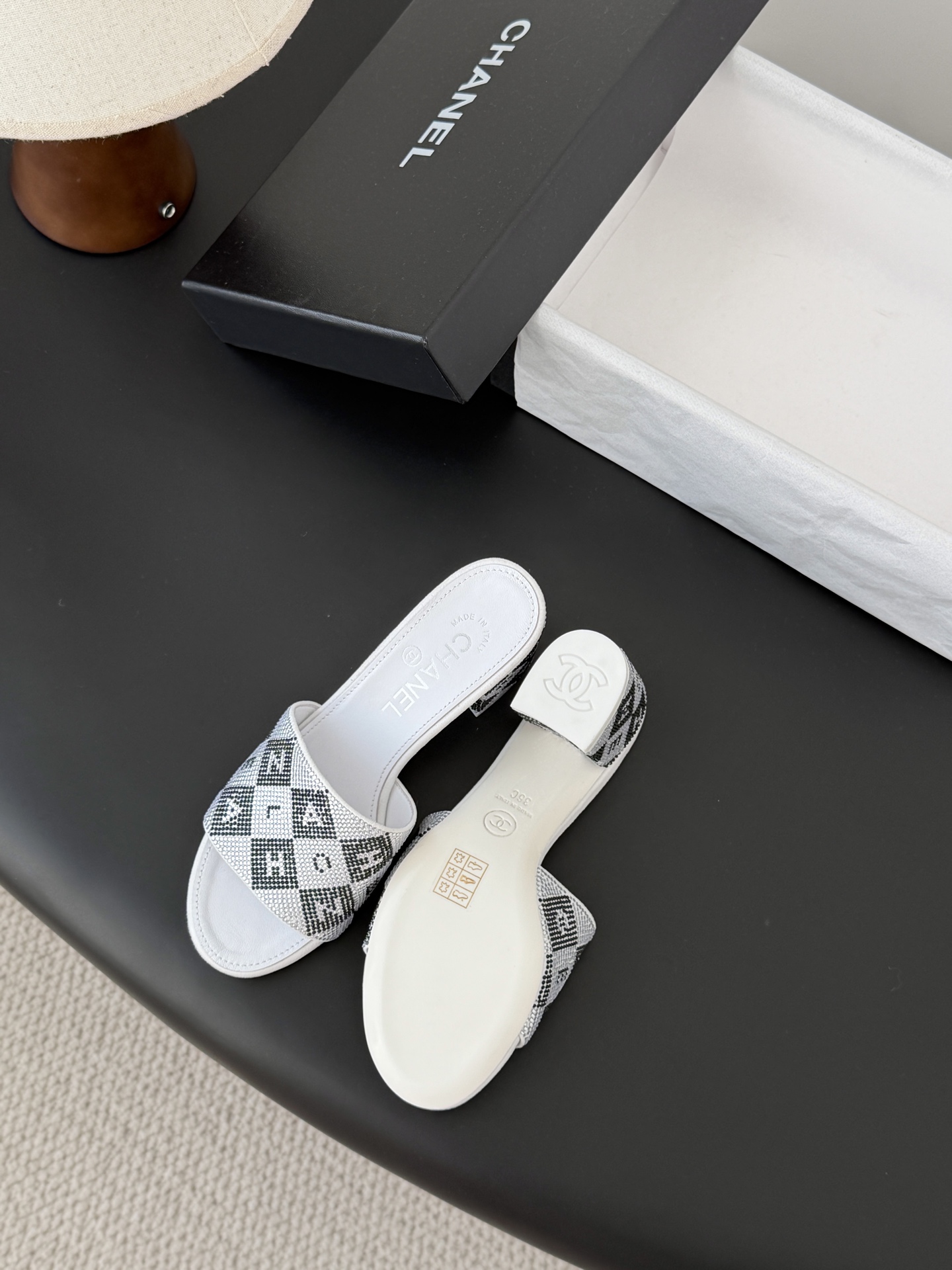 Chanel 26K早春系列烫钻拖鞋新款抢先发售原版烫钻工艺 内里垫脚羊皮 真皮大底Size:35-39