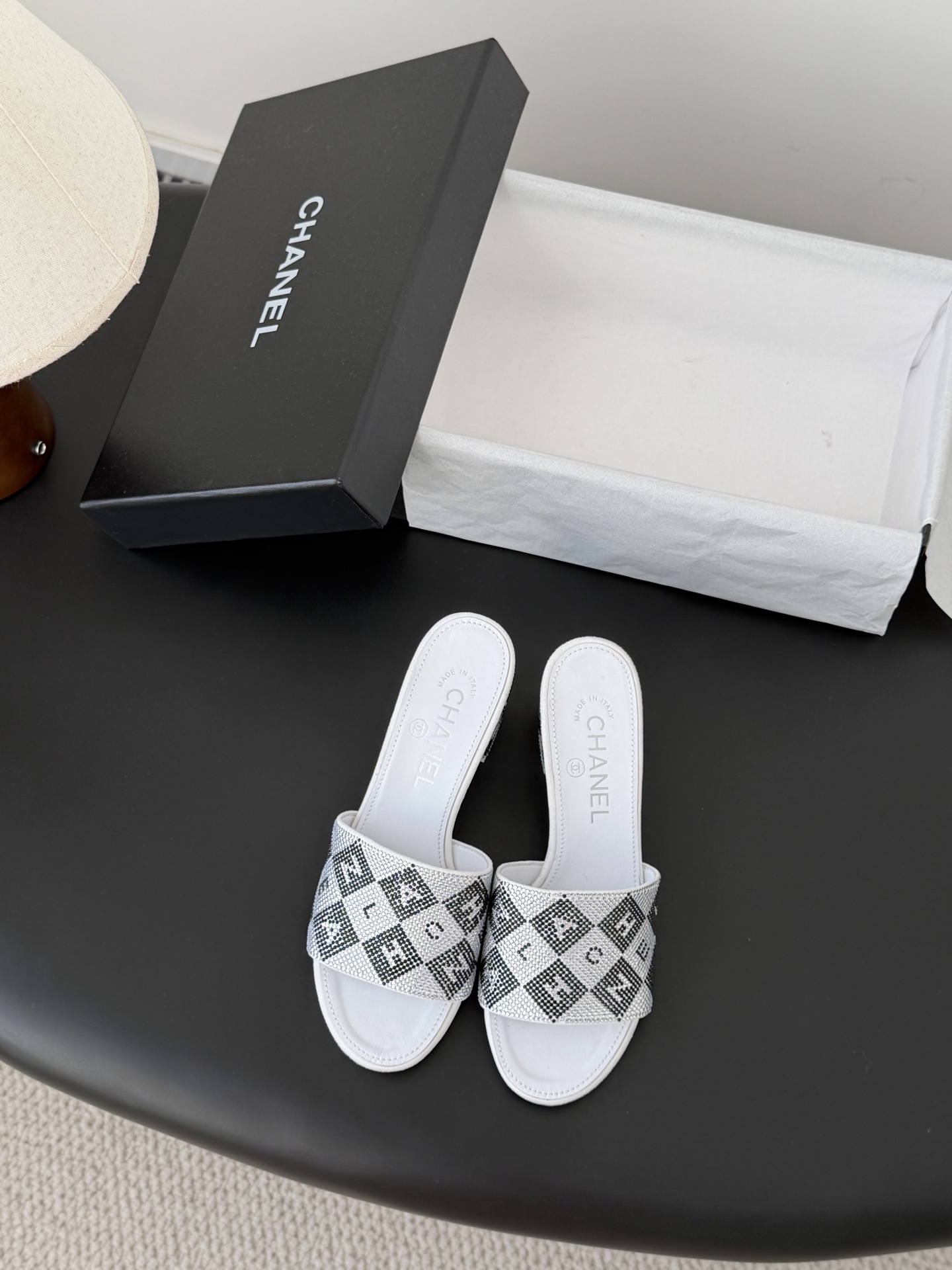Chanel 26K早春系列烫钻拖鞋新款抢先发售原版烫钻工艺 内里垫脚羊皮 真皮大底Size:35-39
