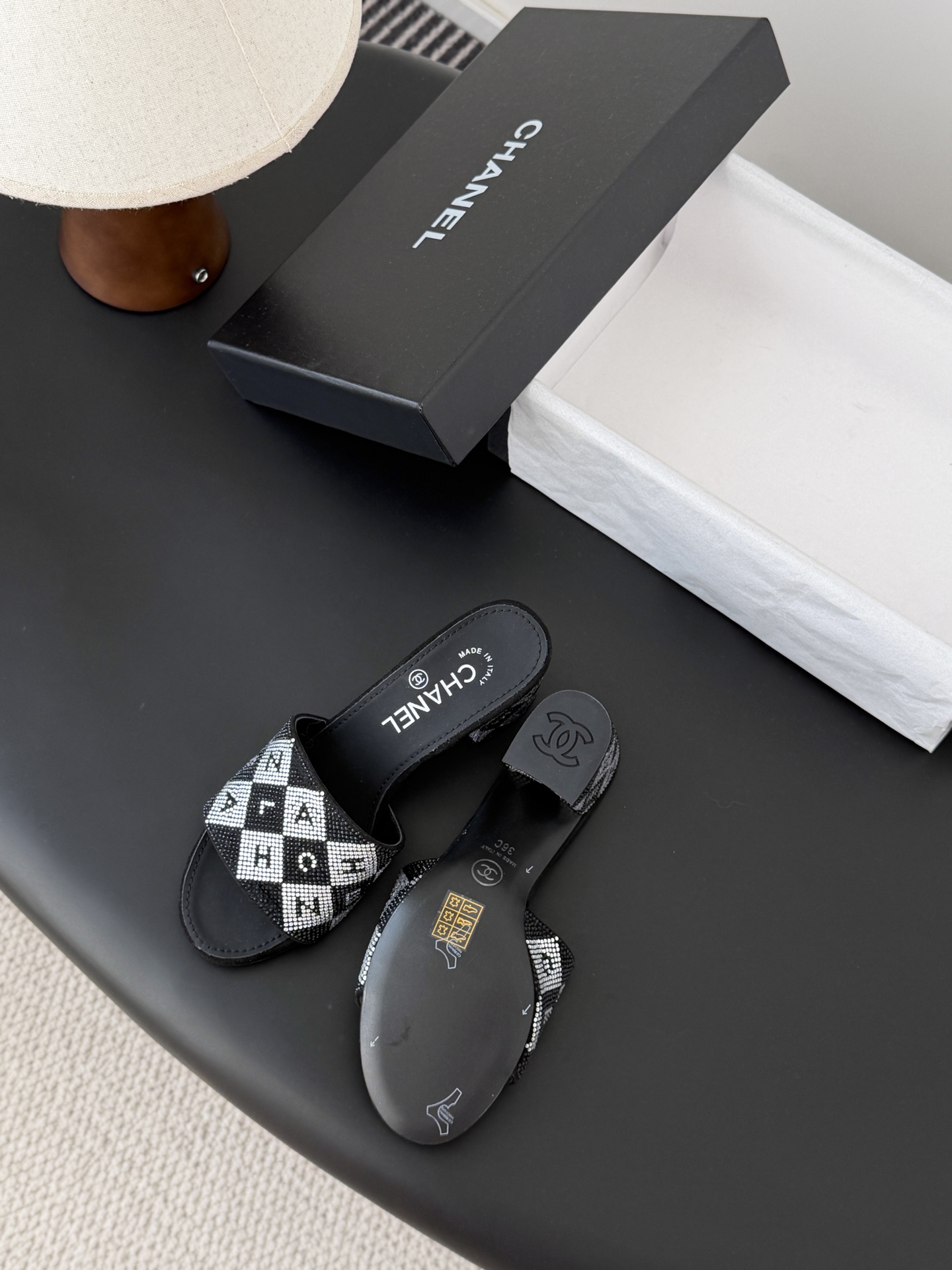 Chanel 26K早春系列烫钻拖鞋新款抢先发售原版烫钻工艺 内里垫脚羊皮 真皮大底Size:35-39