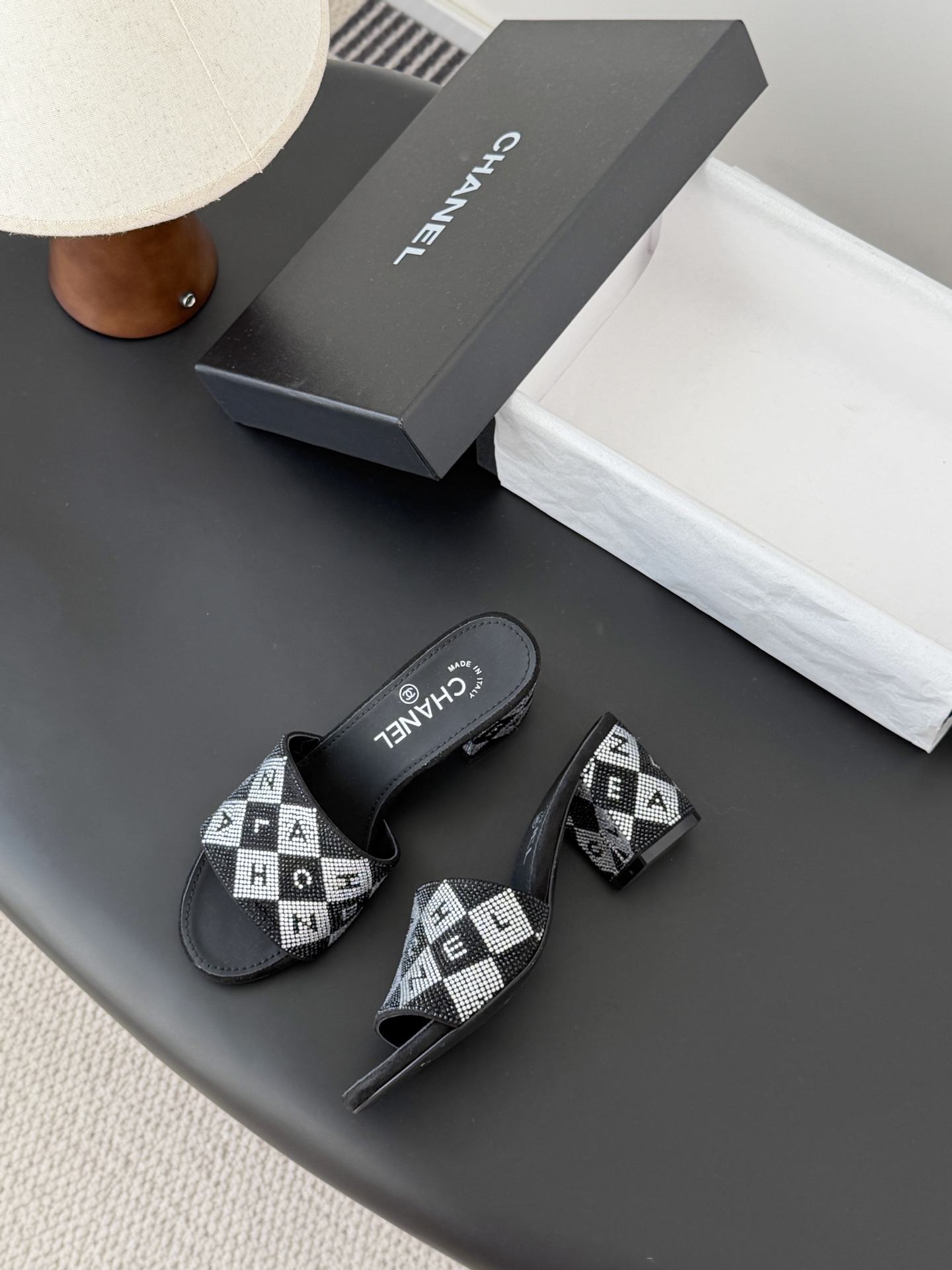 Chanel 26K早春系列烫钻拖鞋新款抢先发售原版烫钻工艺 内里垫脚羊皮 真皮大底Size:35-39