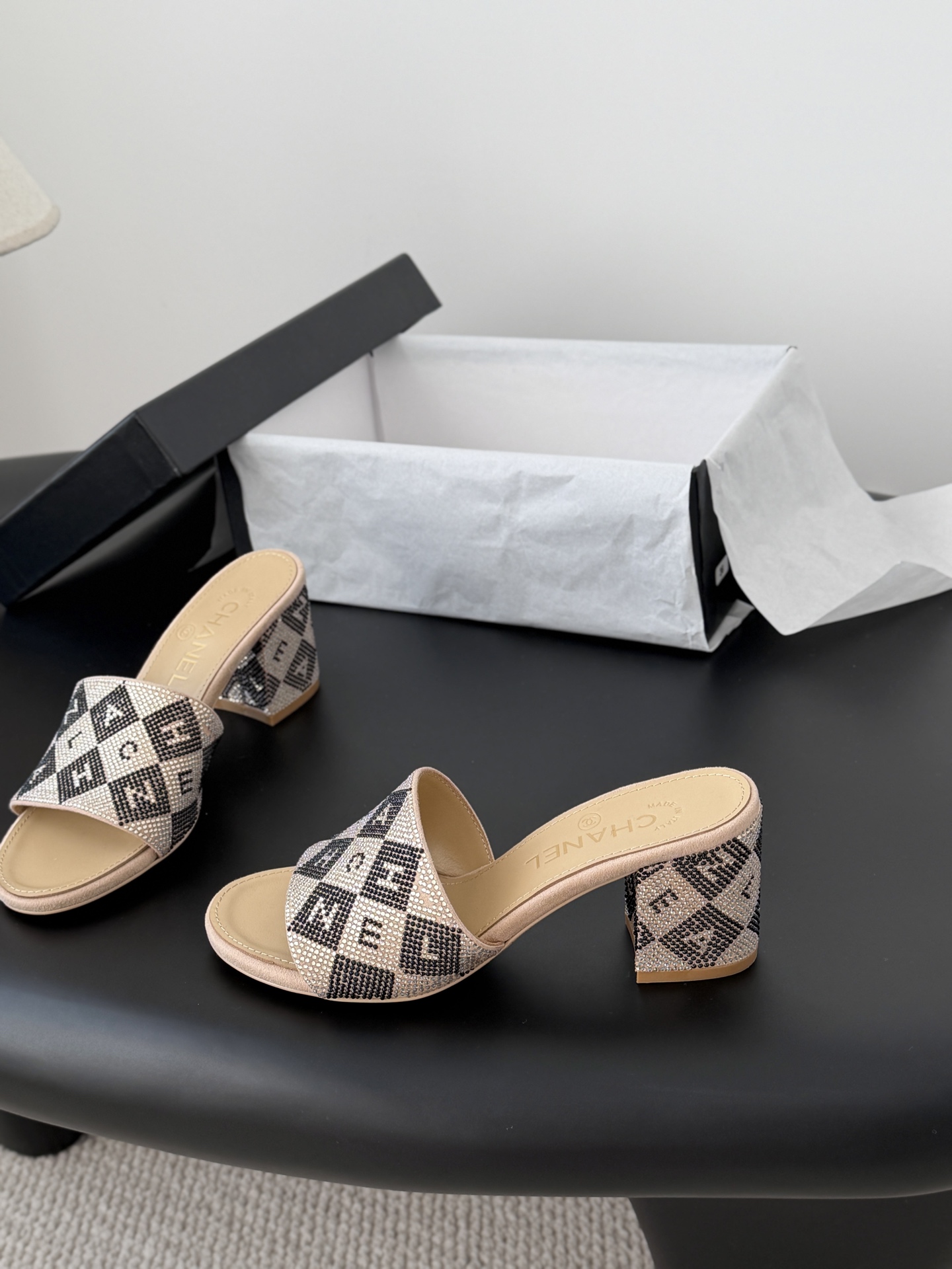 Chanel 26K早春系列烫钻拖鞋新款抢先发售原版烫钻工艺 内里垫脚羊皮 真皮大底Size:35-39