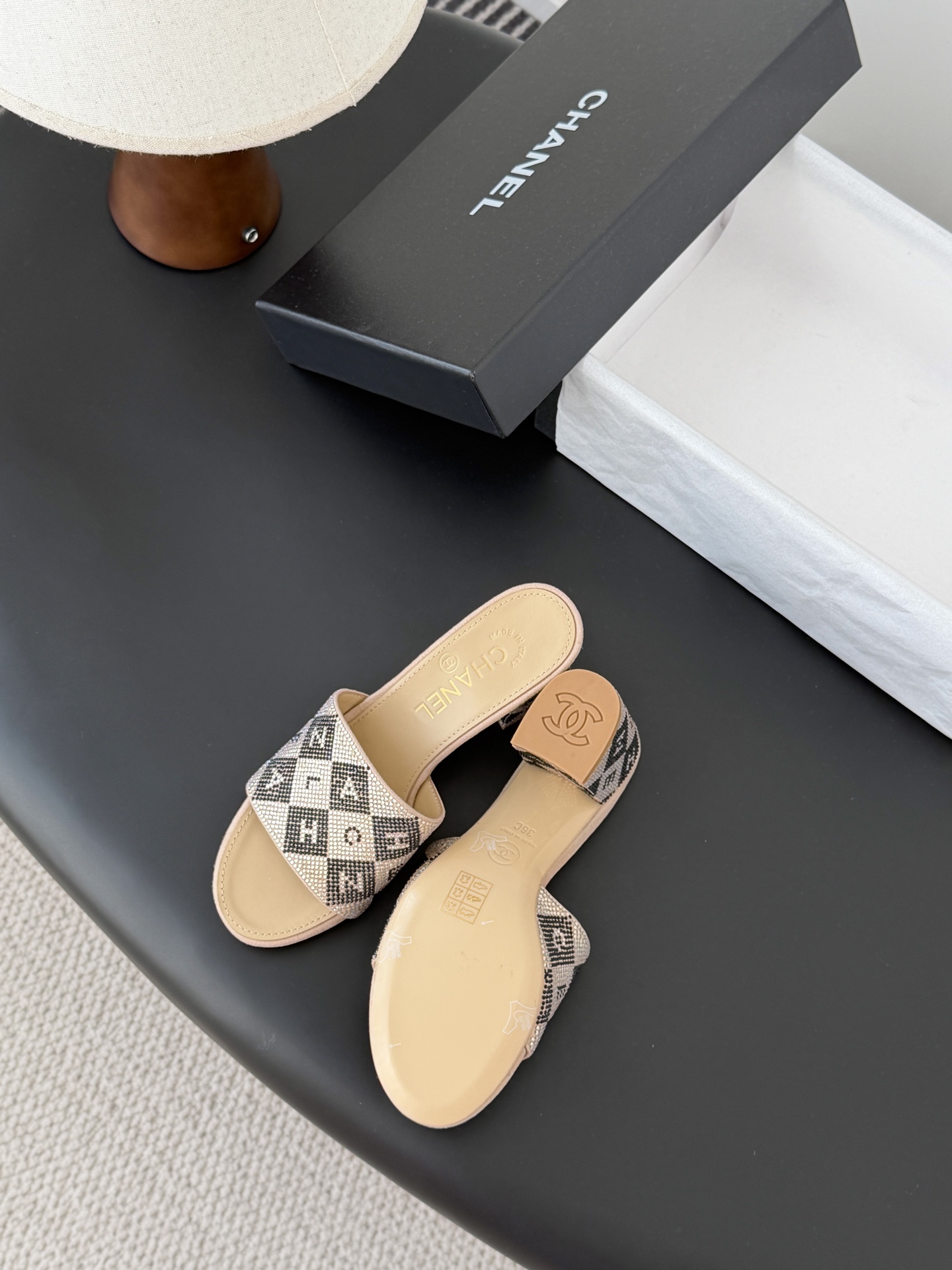 Chanel 26K早春系列烫钻拖鞋新款抢先发售原版烫钻工艺 内里垫脚羊皮 真皮大底Size:35-39