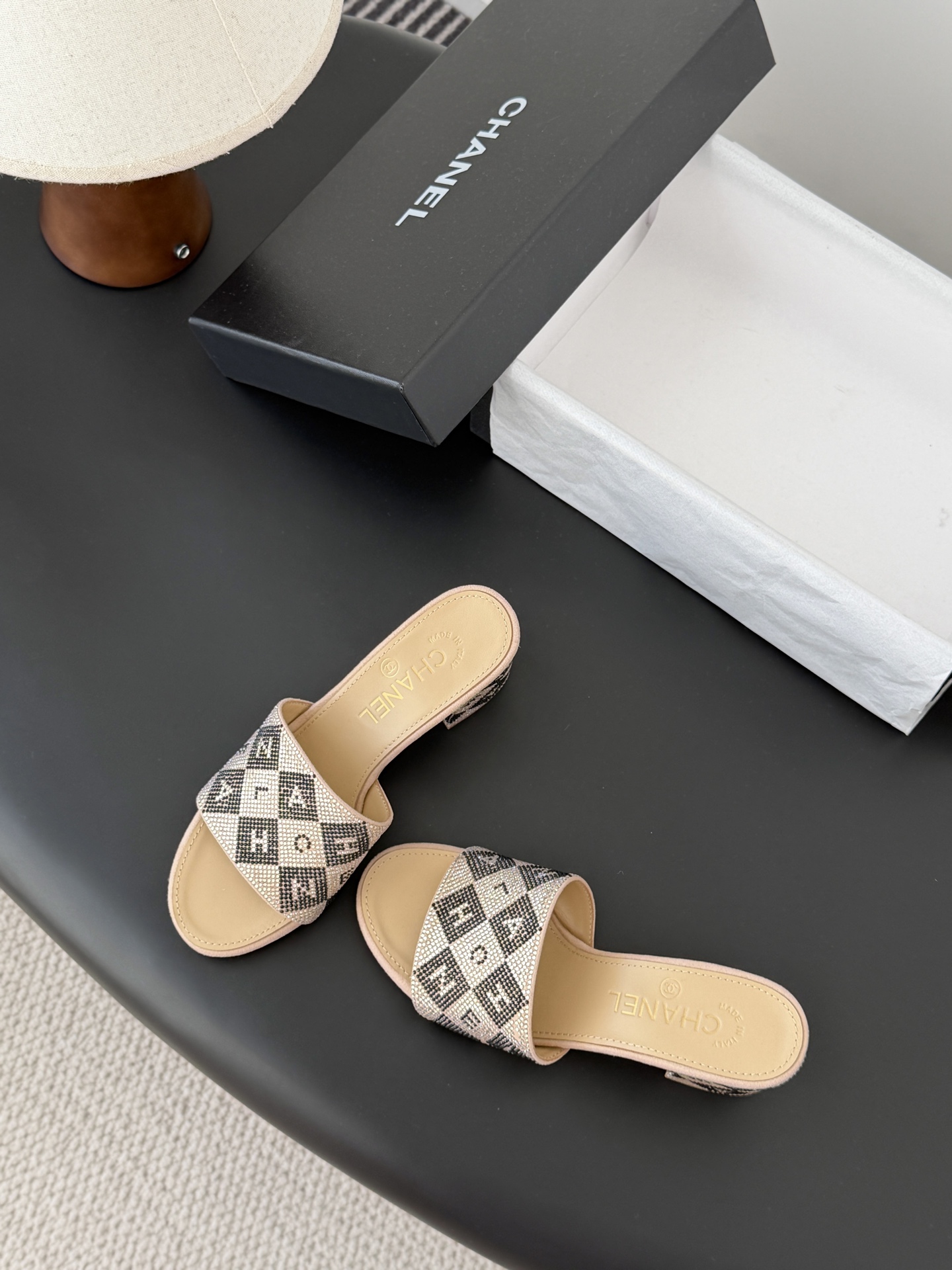 Chanel 26K早春系列烫钻拖鞋新款抢先发售原版烫钻工艺 内里垫脚羊皮 真皮大底Size:35-39