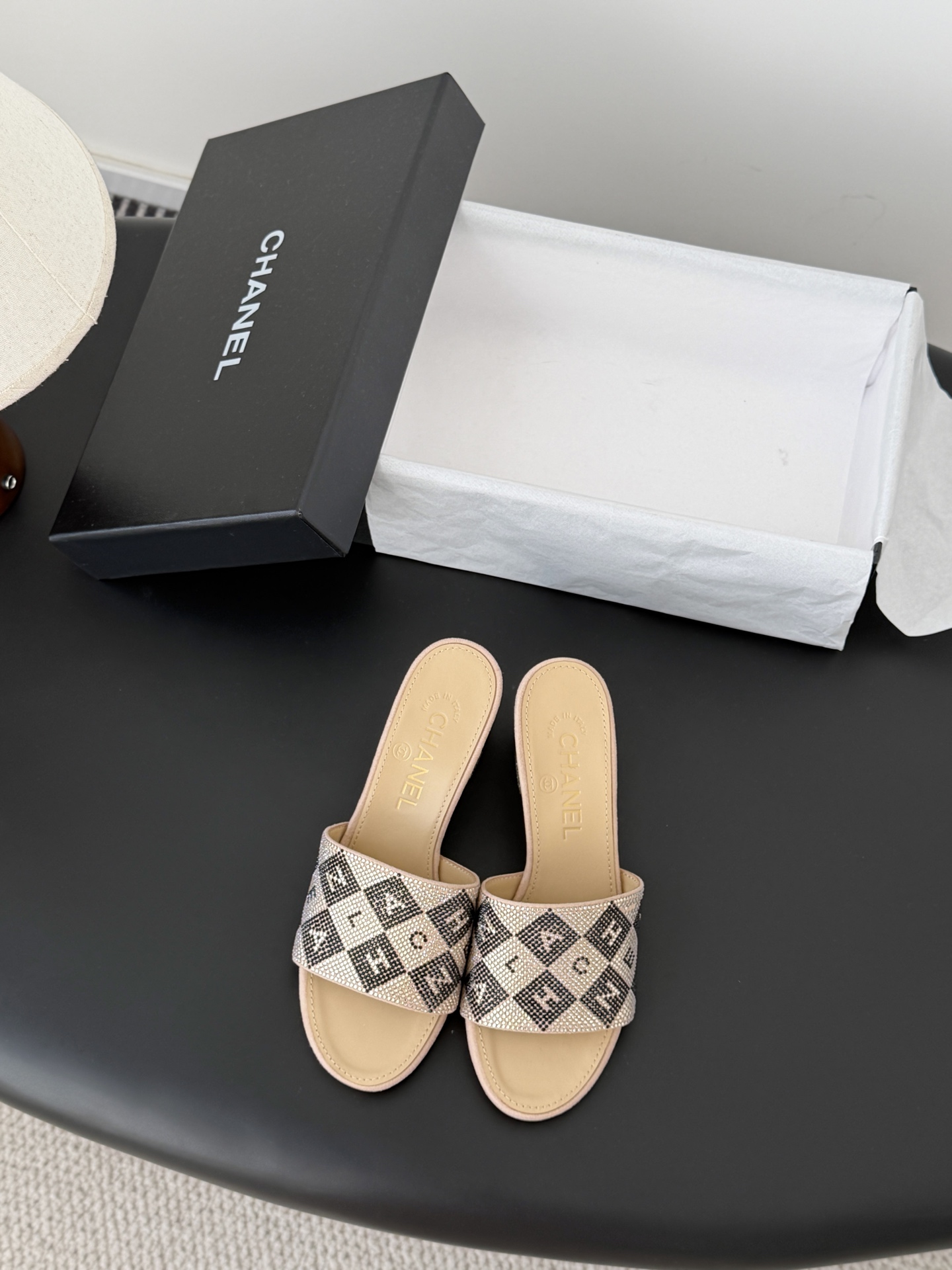 Chanel 26K早春系列烫钻拖鞋新款抢先发售原版烫钻工艺 内里垫脚羊皮 真皮大底Size:35-39