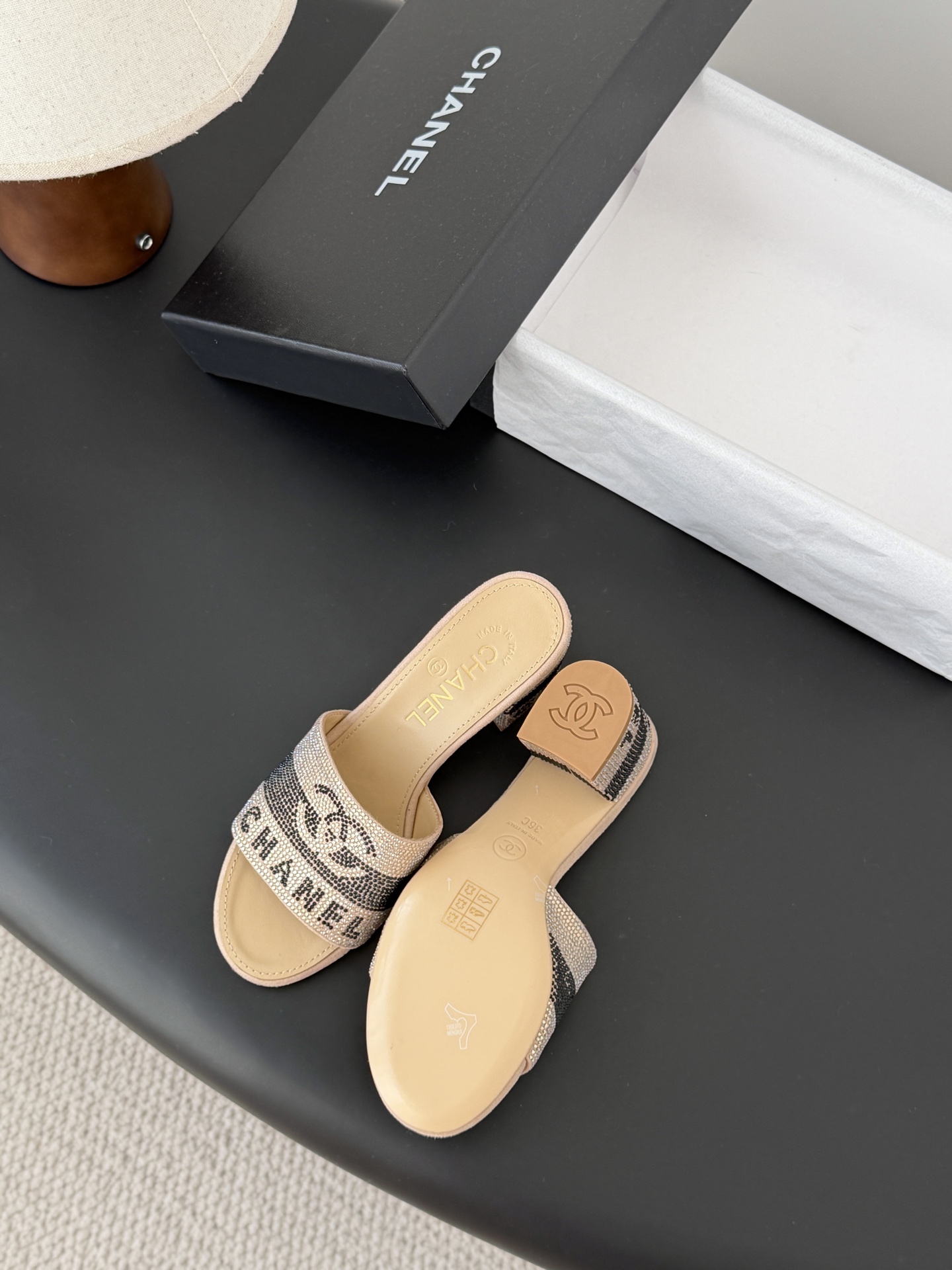 Chanel 26K早春系列烫钻拖鞋新款抢先发售原版烫钻工艺 内里垫脚羊皮 真皮大底Size:35-39