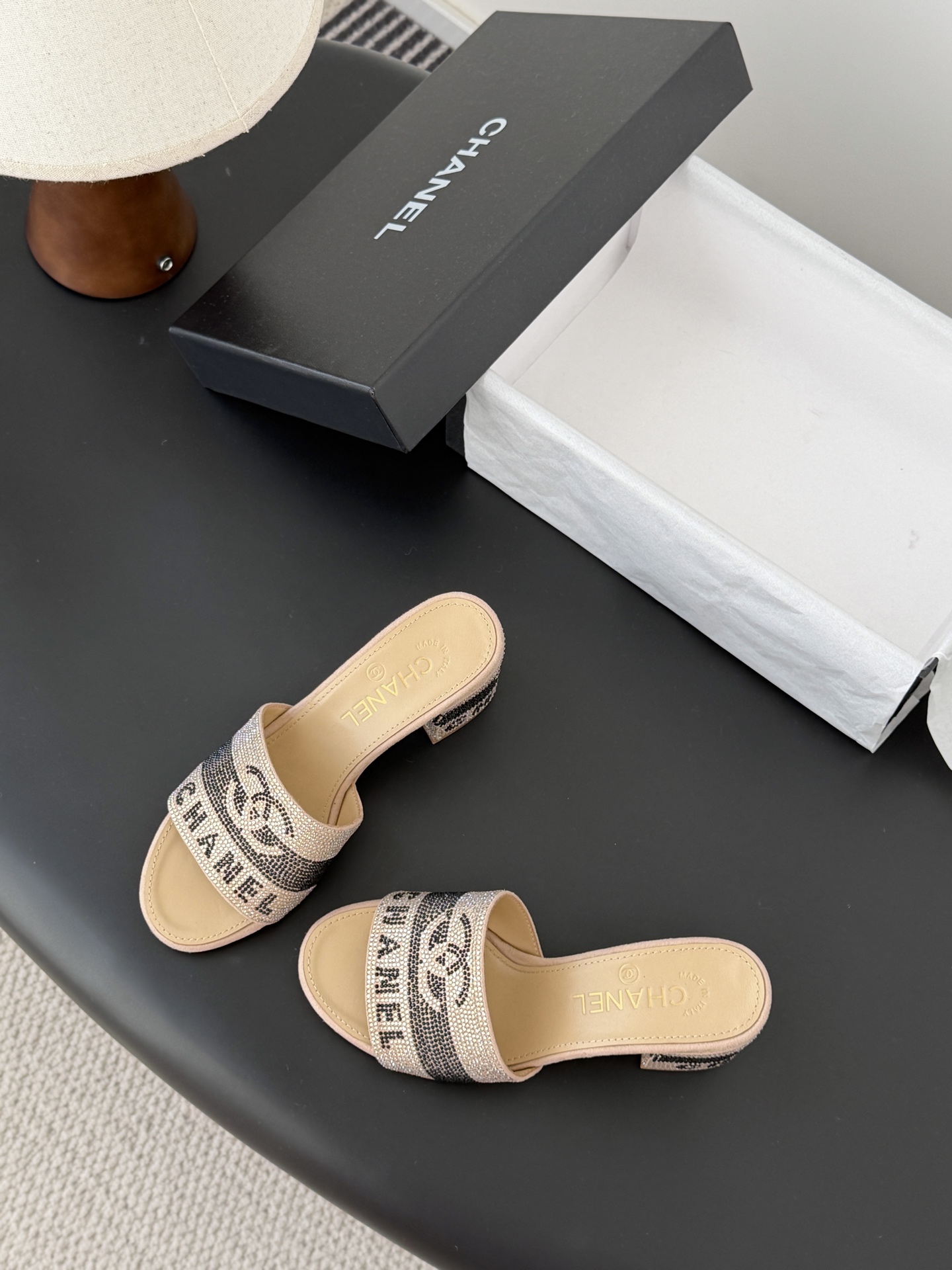 Chanel 26K早春系列烫钻拖鞋新款抢先发售原版烫钻工艺 内里垫脚羊皮 真皮大底Size:35-39