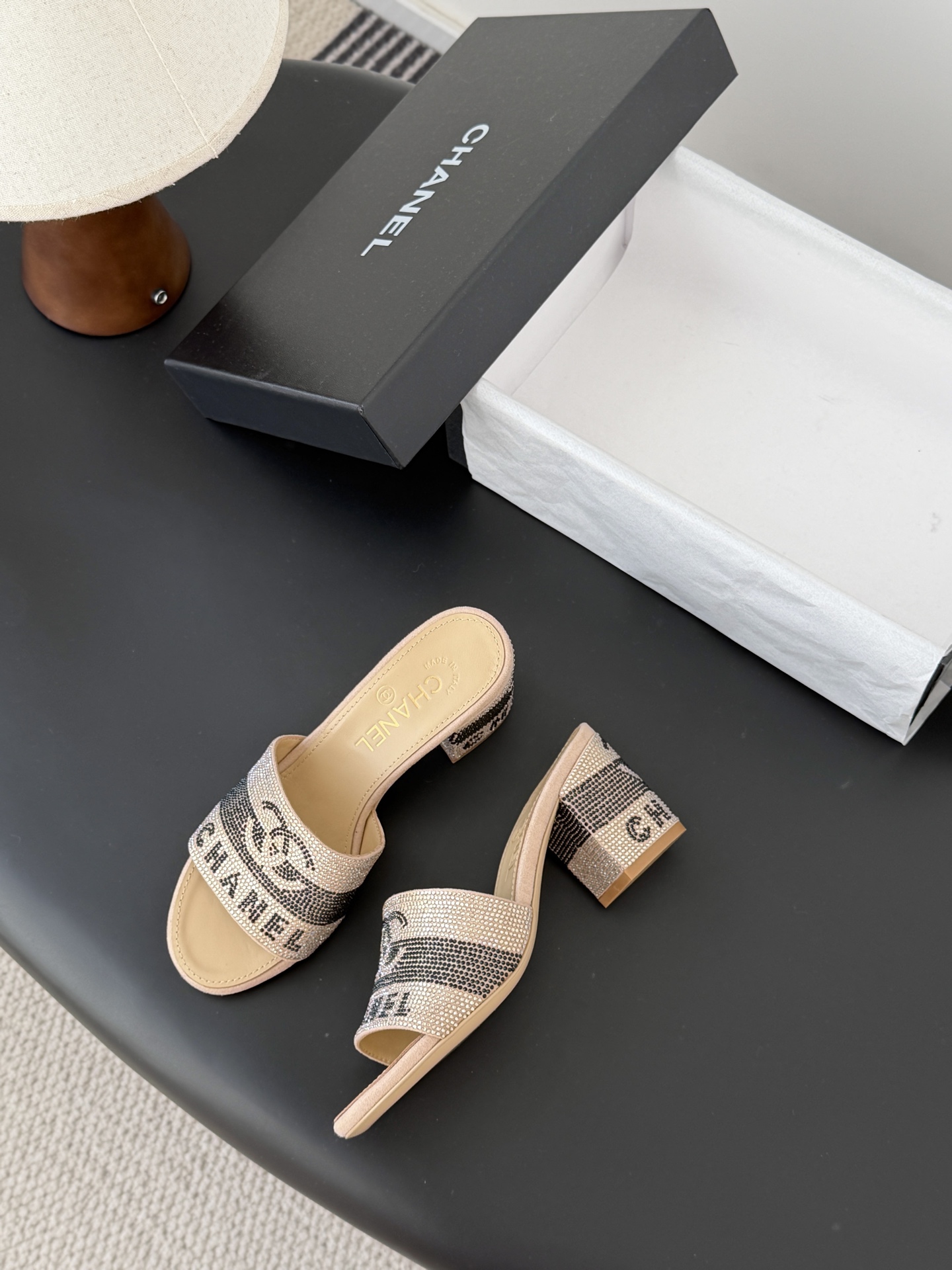 Chanel 26K早春系列烫钻拖鞋新款抢先发售原版烫钻工艺 内里垫脚羊皮 真皮大底Size:35-39