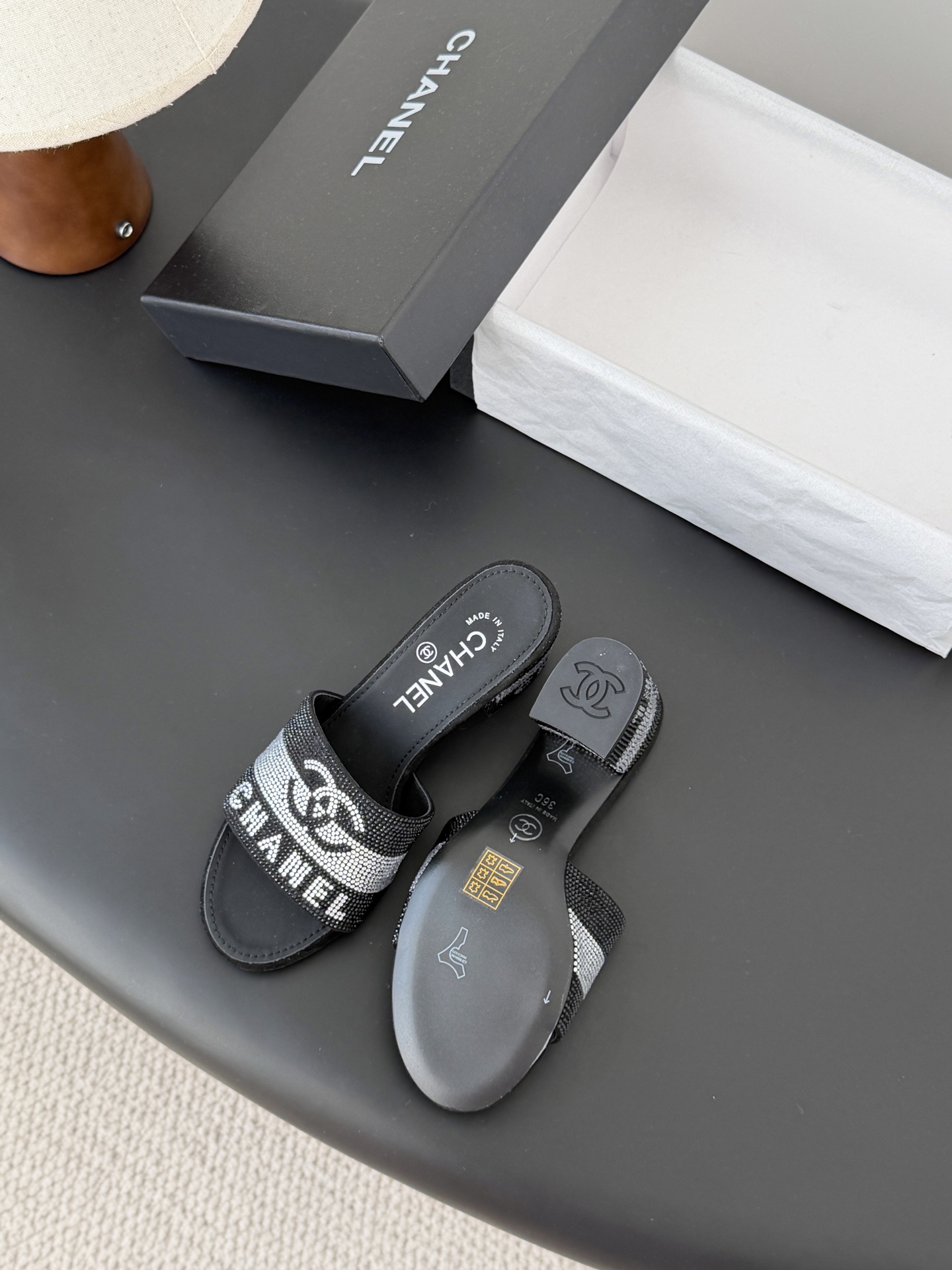 Chanel 26K早春系列烫钻拖鞋新款抢先发售原版烫钻工艺 内里垫脚羊皮 真皮大底Size:35-39