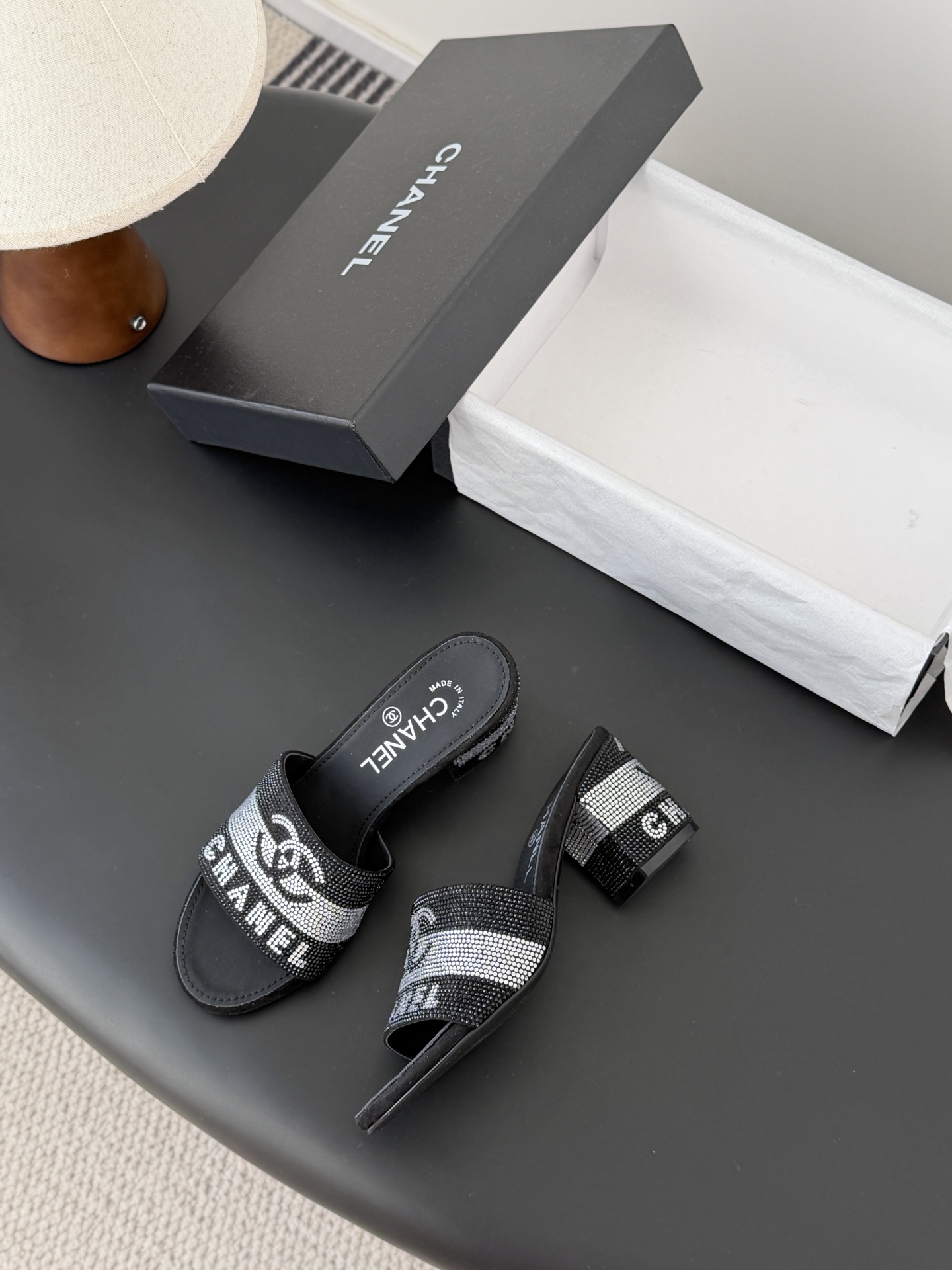 Chanel 26K早春系列烫钻拖鞋新款抢先发售原版烫钻工艺 内里垫脚羊皮 真皮大底Size:35-39