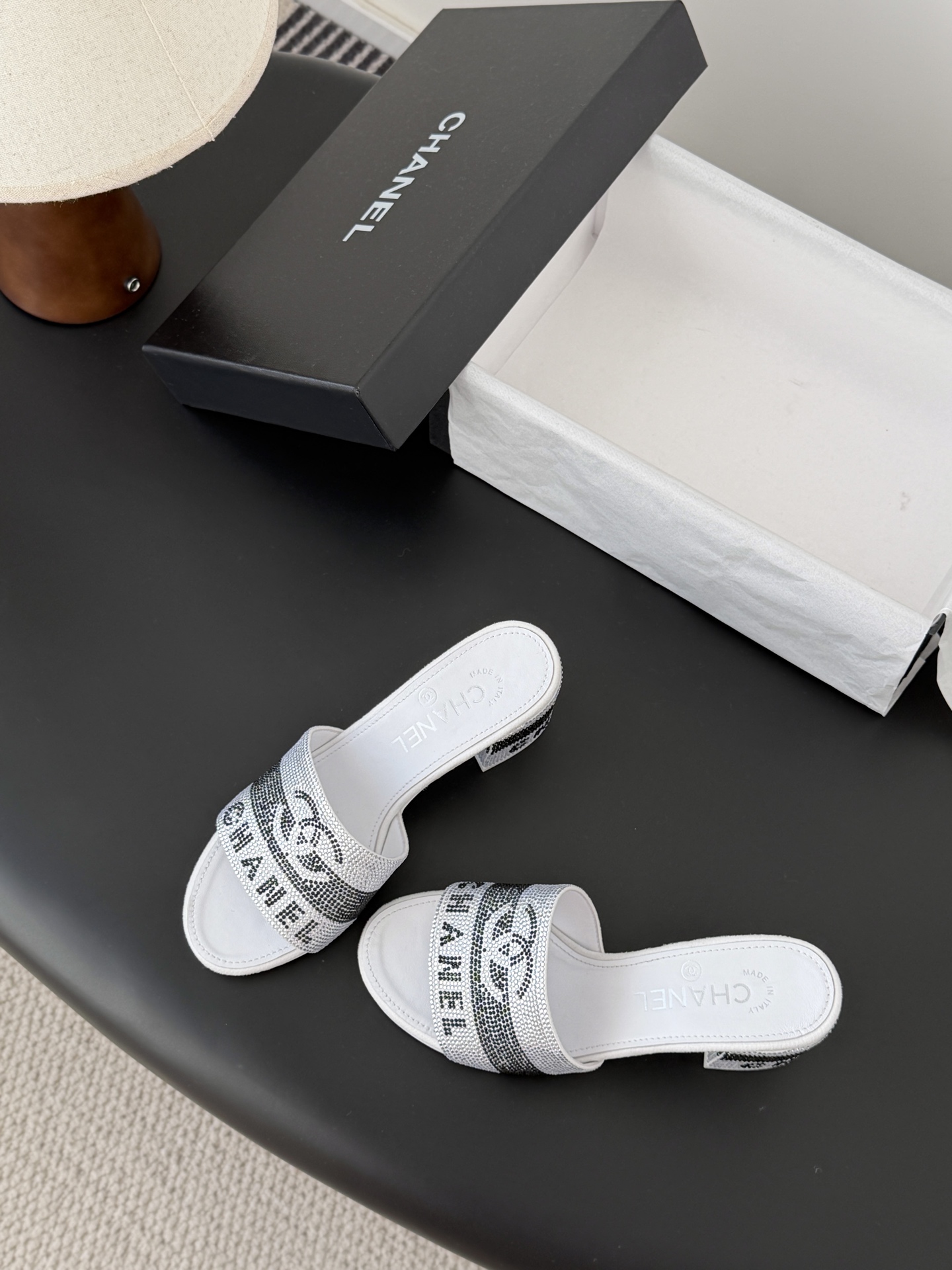 Chanel 26K早春系列烫钻拖鞋新款抢先发售原版烫钻工艺 内里垫脚羊皮 真皮大底Size:35-39