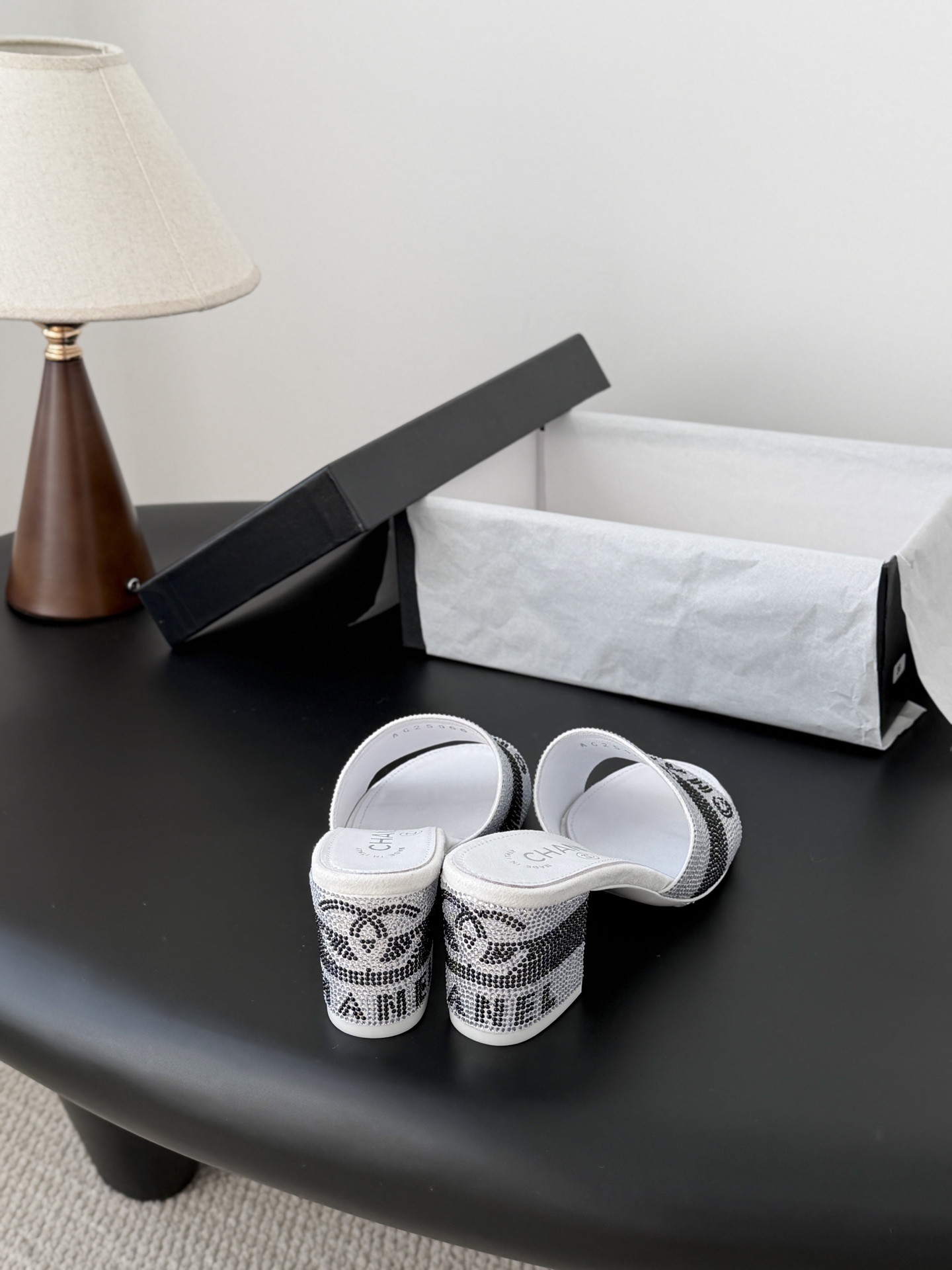 Chanel 26K早春系列烫钻拖鞋新款抢先发售原版烫钻工艺 内里垫脚羊皮 真皮大底Size:35-39