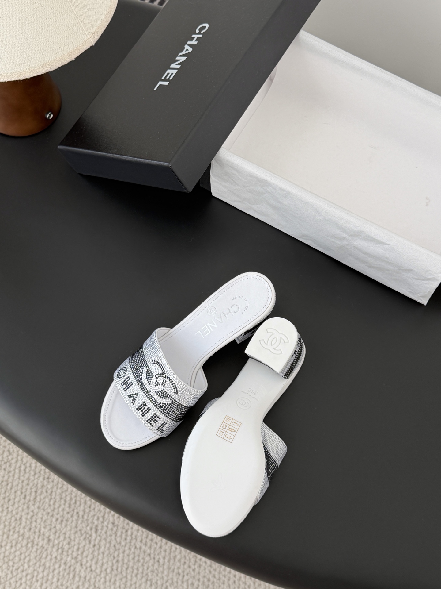 Chanel 26K早春系列烫钻拖鞋新款抢先发售原版烫钻工艺 内里垫脚羊皮 真皮大底Size:35-39