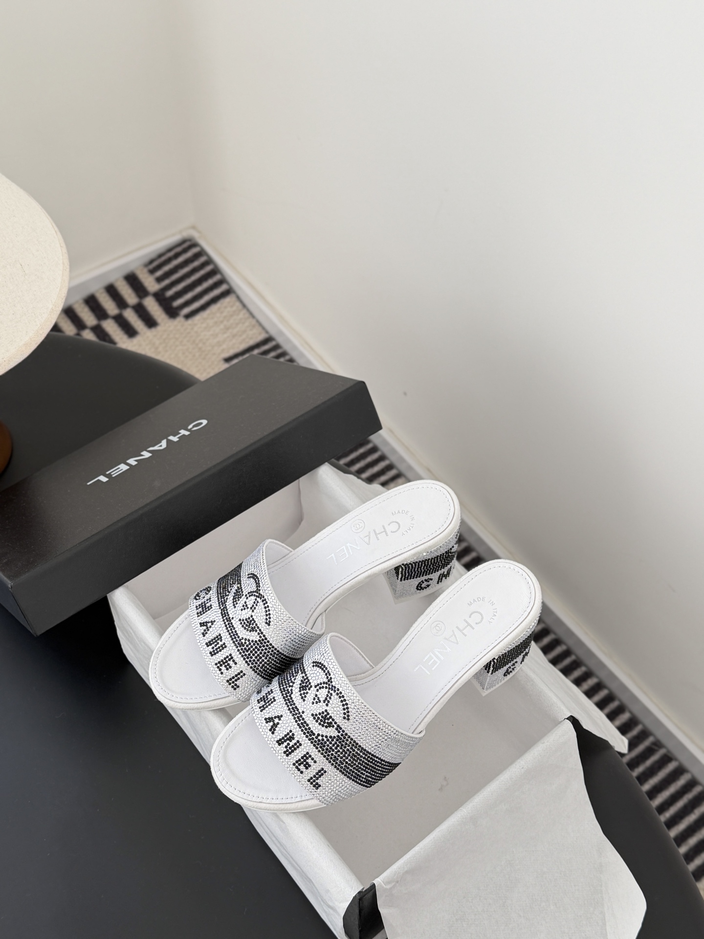 Chanel 26K早春系列烫钻拖鞋新款抢先发售原版烫钻工艺 内里垫脚羊皮 真皮大底Size:35-39